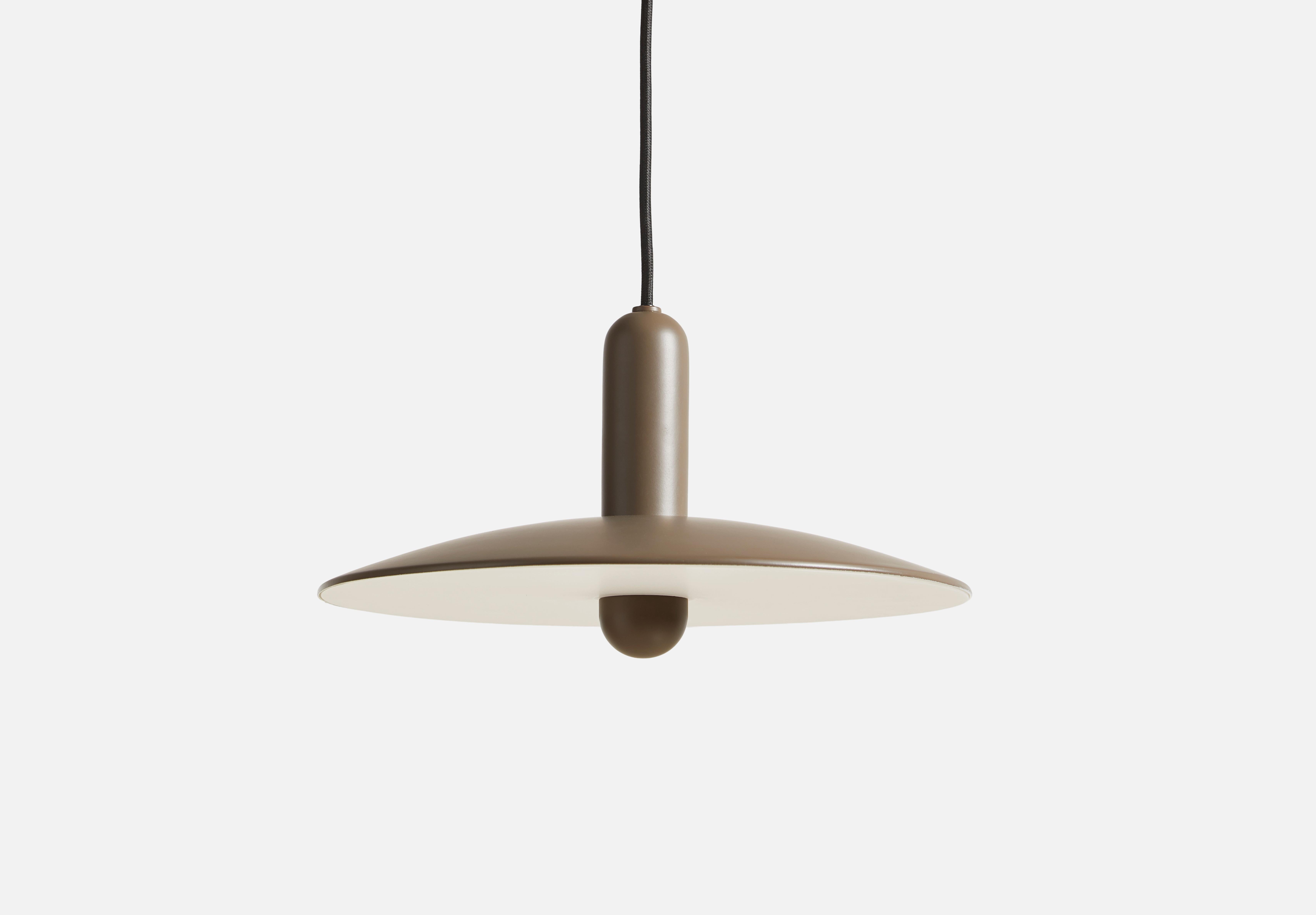 Piccola lampada a sospensione Taupe Lu di Beaverhausen
Materiali: Metallo.
Dimensioni: D. 33 x H. 22 cm
Disponibile in nero o tortora e in due misure: D 33 e D 45 cm.

Beaverhausen è uno studio di design con sede a Bruxelles fondato da Mimy A.