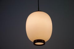 Pequeña lámpara colgante de teca y cristal opalino de Bent Karlby para Lyfa, Dinamarca, años 60