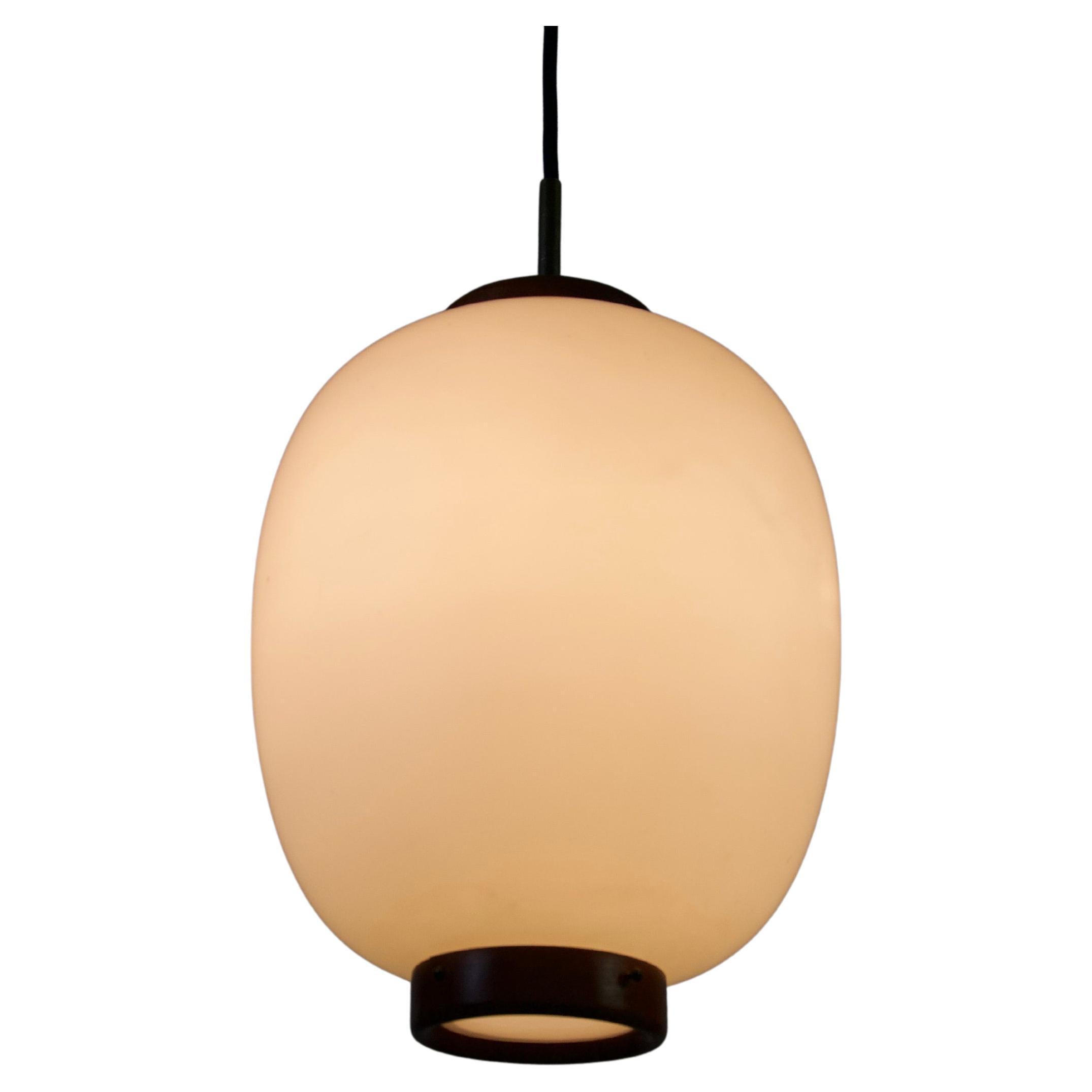 Pequeña lámpara colgante de teca y cristal opalino de Bent Karlby para Lyfa, Dinamarca, años 60