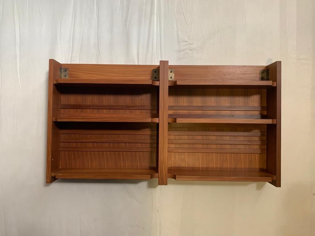 Libreria piccola in teak.
L'imballaggio con pluriball e scatole di cartone è incluso. Se è necessario un imballaggio in legno (casse o scatole fumigate) per la spedizione negli Stati Uniti e all'estero, è richiesto un costo separato (sarà quotato