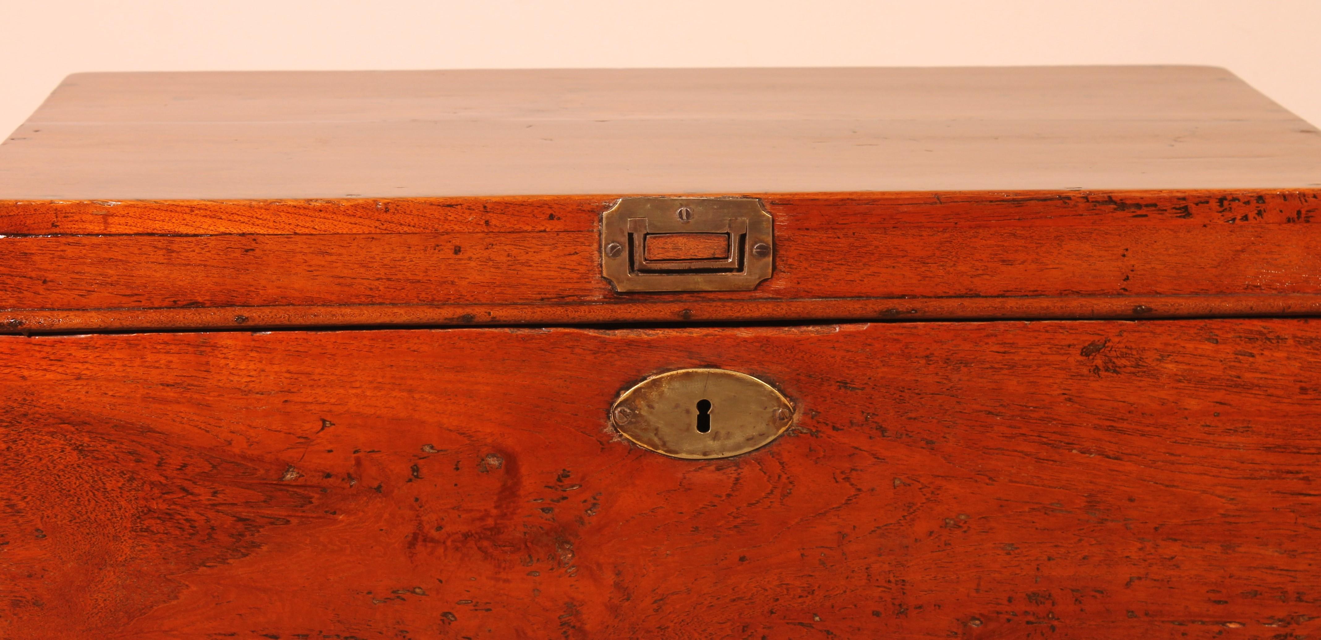 Elegante kleine Marinetruhe aus massivem Teakholz aus dem 19.
kleine Truhe mit schöner Patina, die an allen Seiten mit Schwalbenschwänzen versehen ist, was ihr viel Charakter verleiht

Tragebügel an den Seiten

Hervorragende Patina und in perfektem