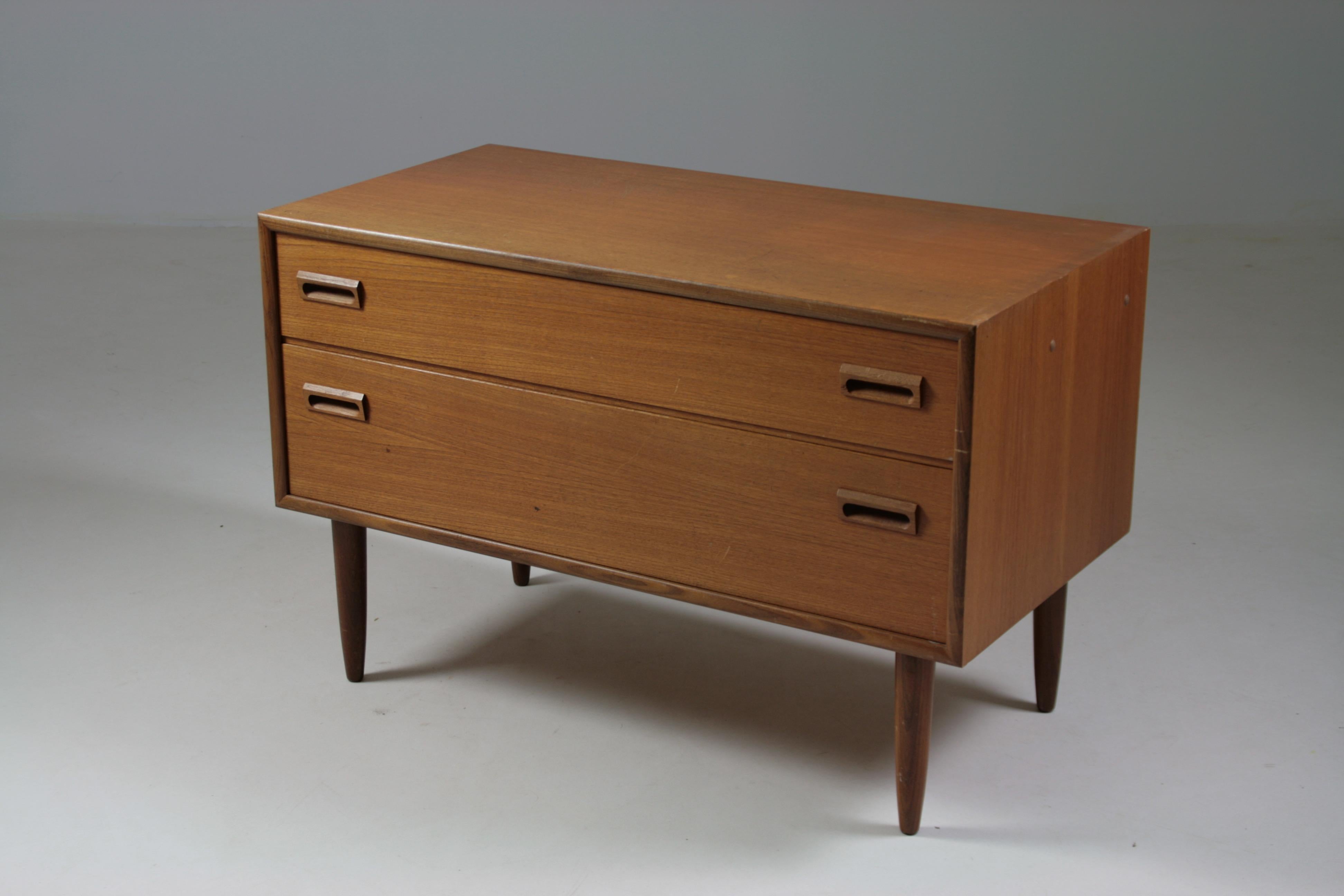 Small teak chest of drawers made by formula meubelen in the Netherlands in the 1950s. two nice sized drawers slide perfectly. The whole thing is supported by 4 spindle feet. The general condition is good with normal traces of use and patina of time.