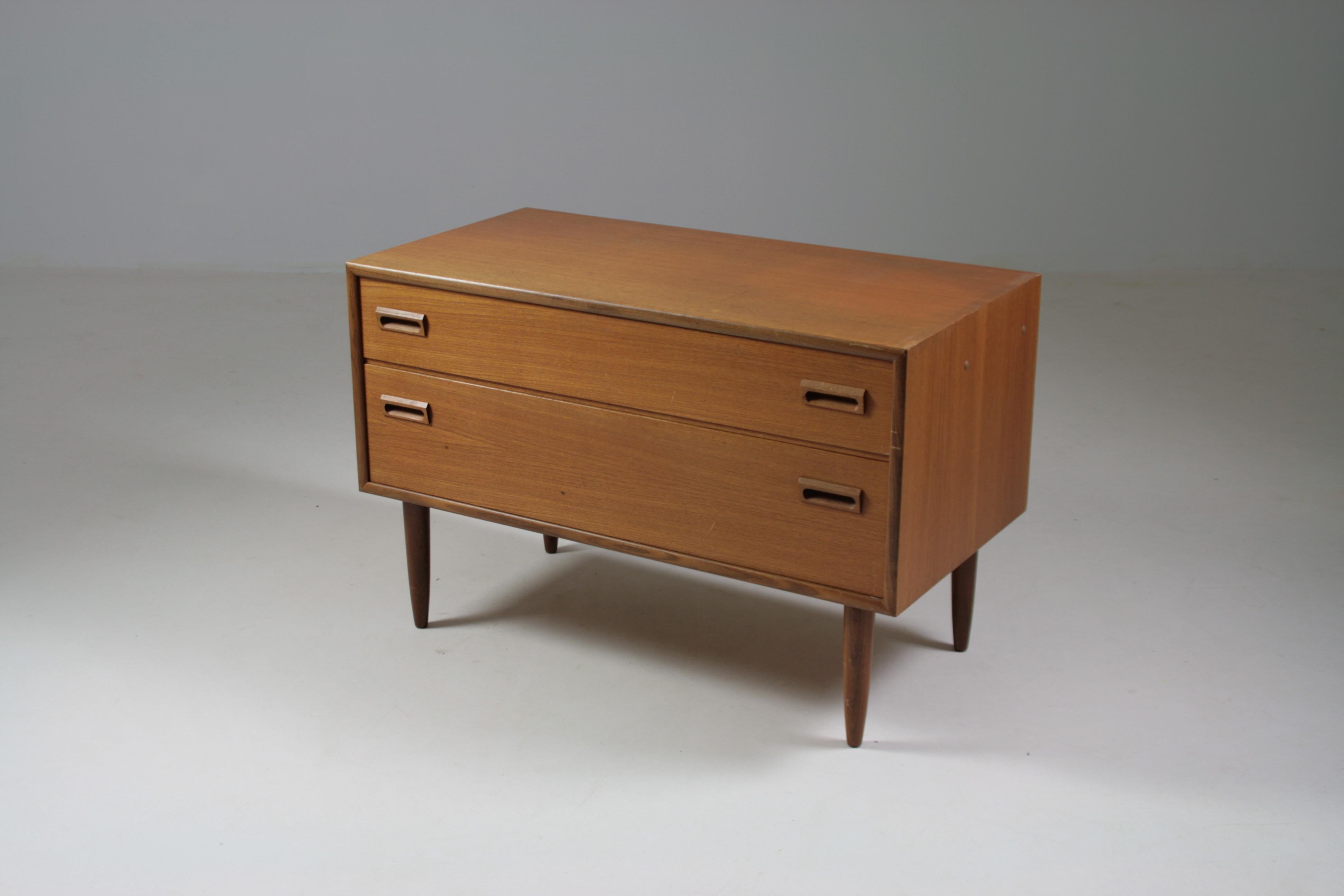 Small teak chest of drawers by Stratégie Meubelen, 1950s In Good Condition For Sale In GRENOBLE, FR