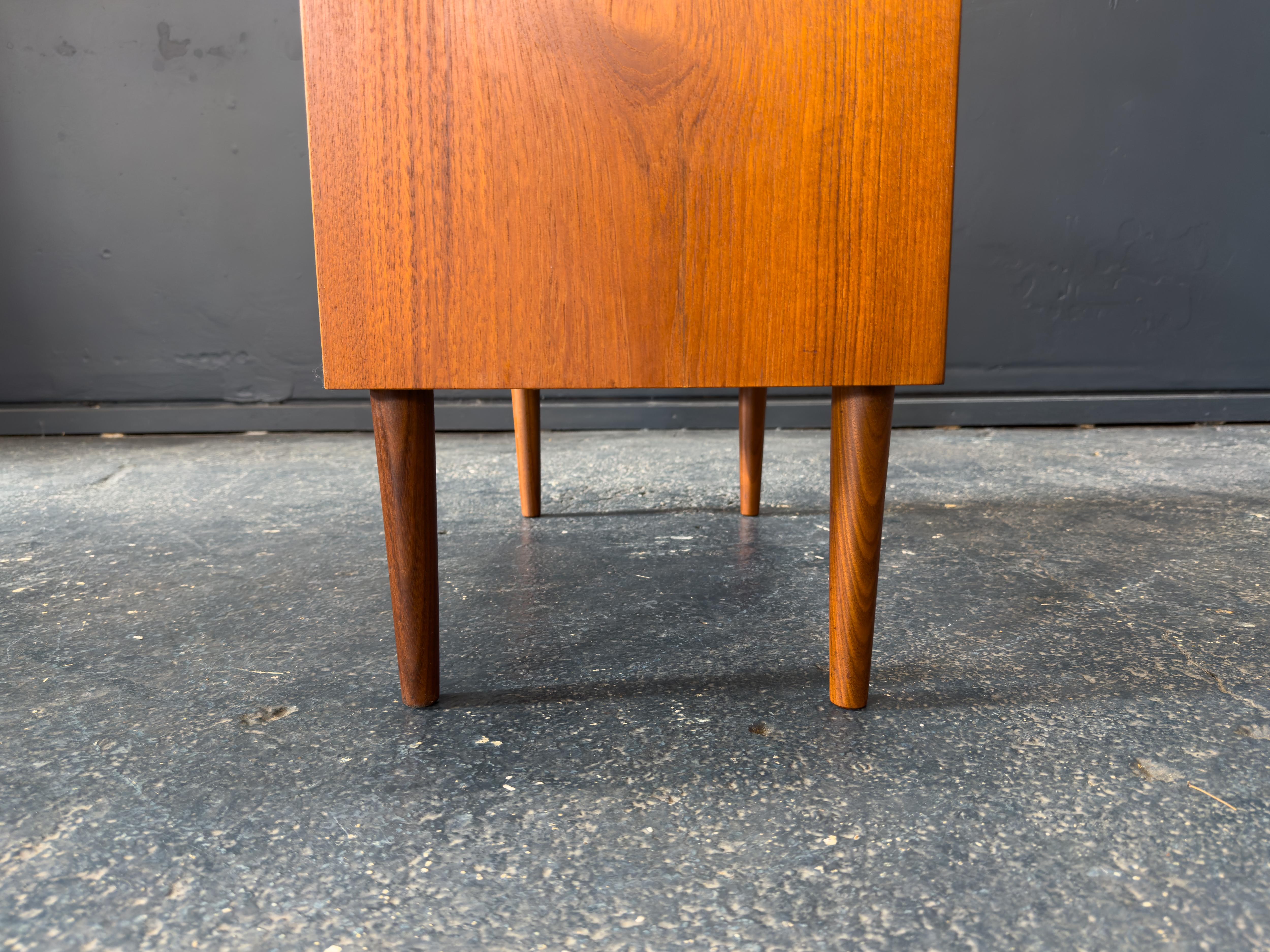 Cassettiera piccola in teak in vendita 3