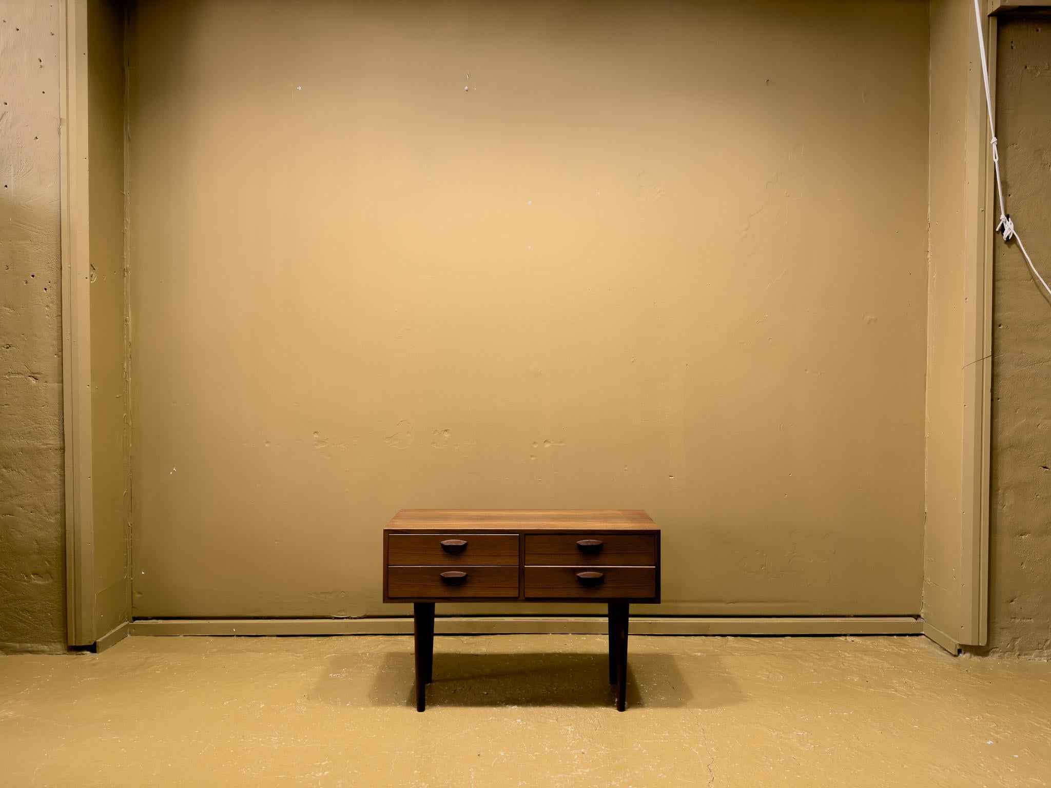 Questa cassettiera compatta danese degli anni '60 esemplifica l'eleganza e la funzionalità senza tempo del design di metà secolo. Realizzata in ricco legno di teak, la cassapanca presenta linee pulite e una finitura calda e naturale che mette in