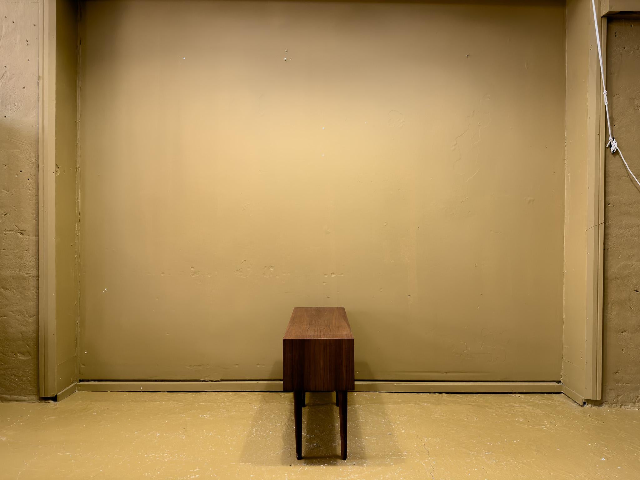 Mid-Century moderno Cassettiera piccola in teak in vendita