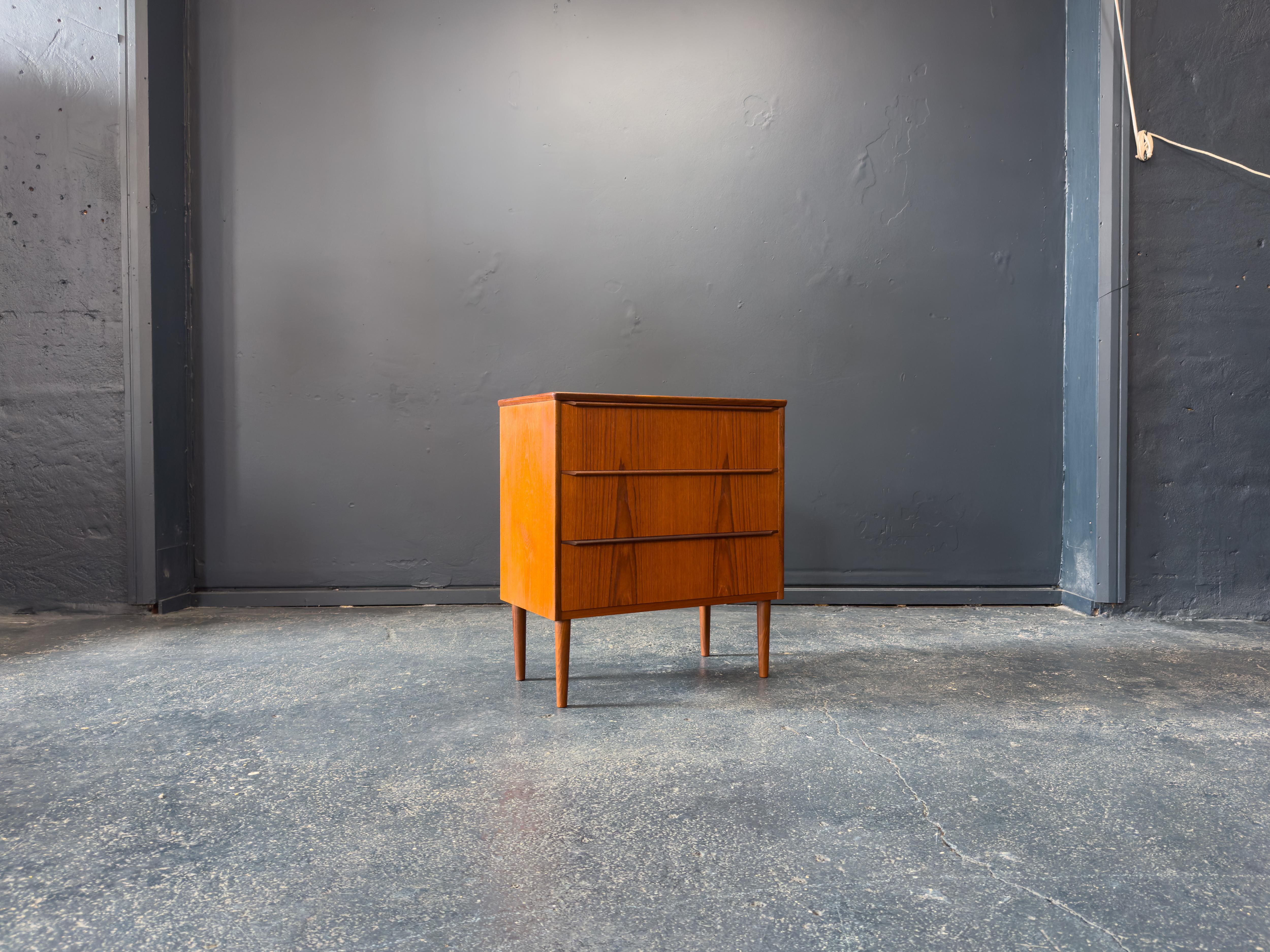 Mid-Century moderno Cassettiera piccola in teak in vendita