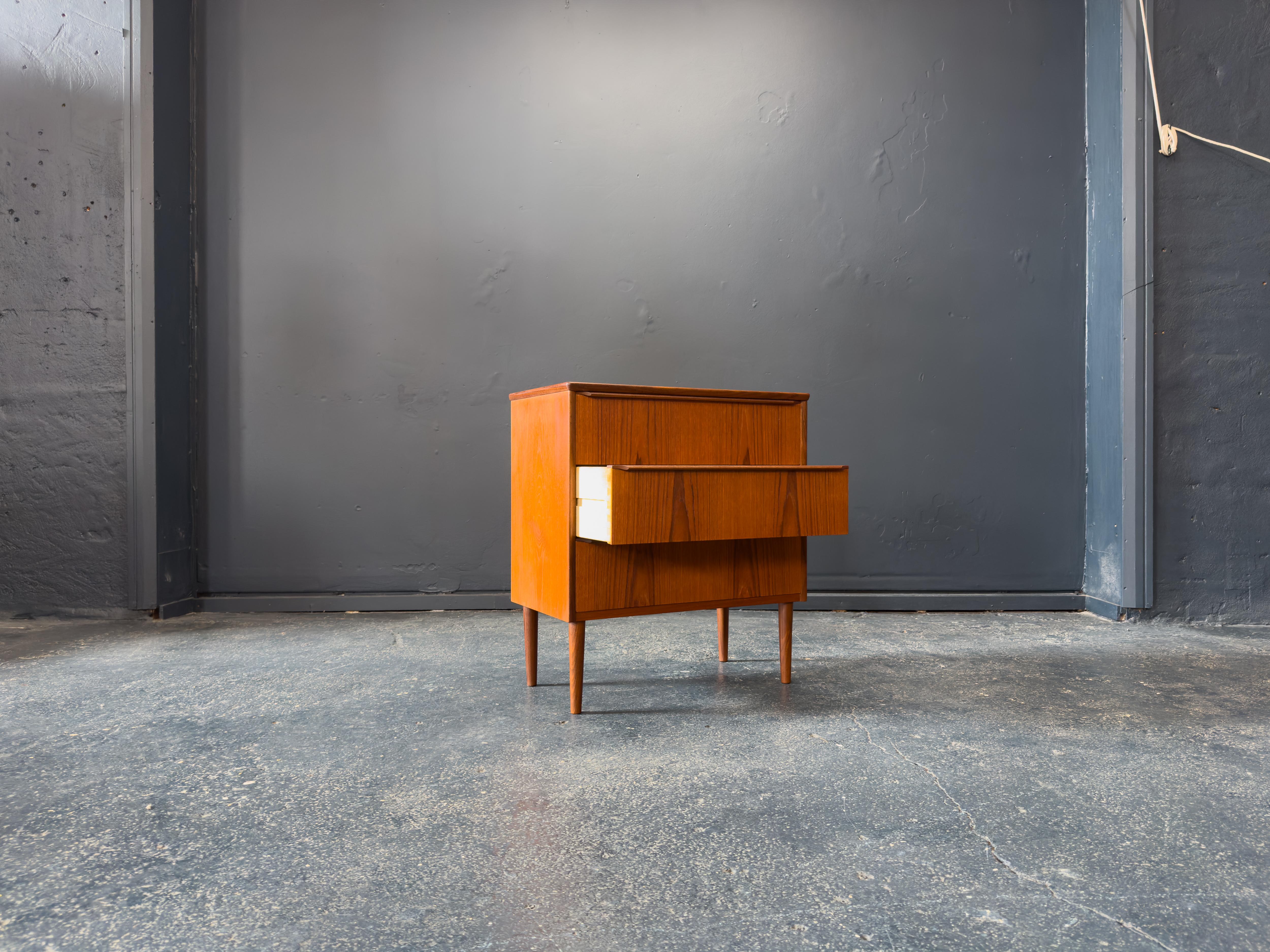 Danese Cassettiera piccola in teak in vendita