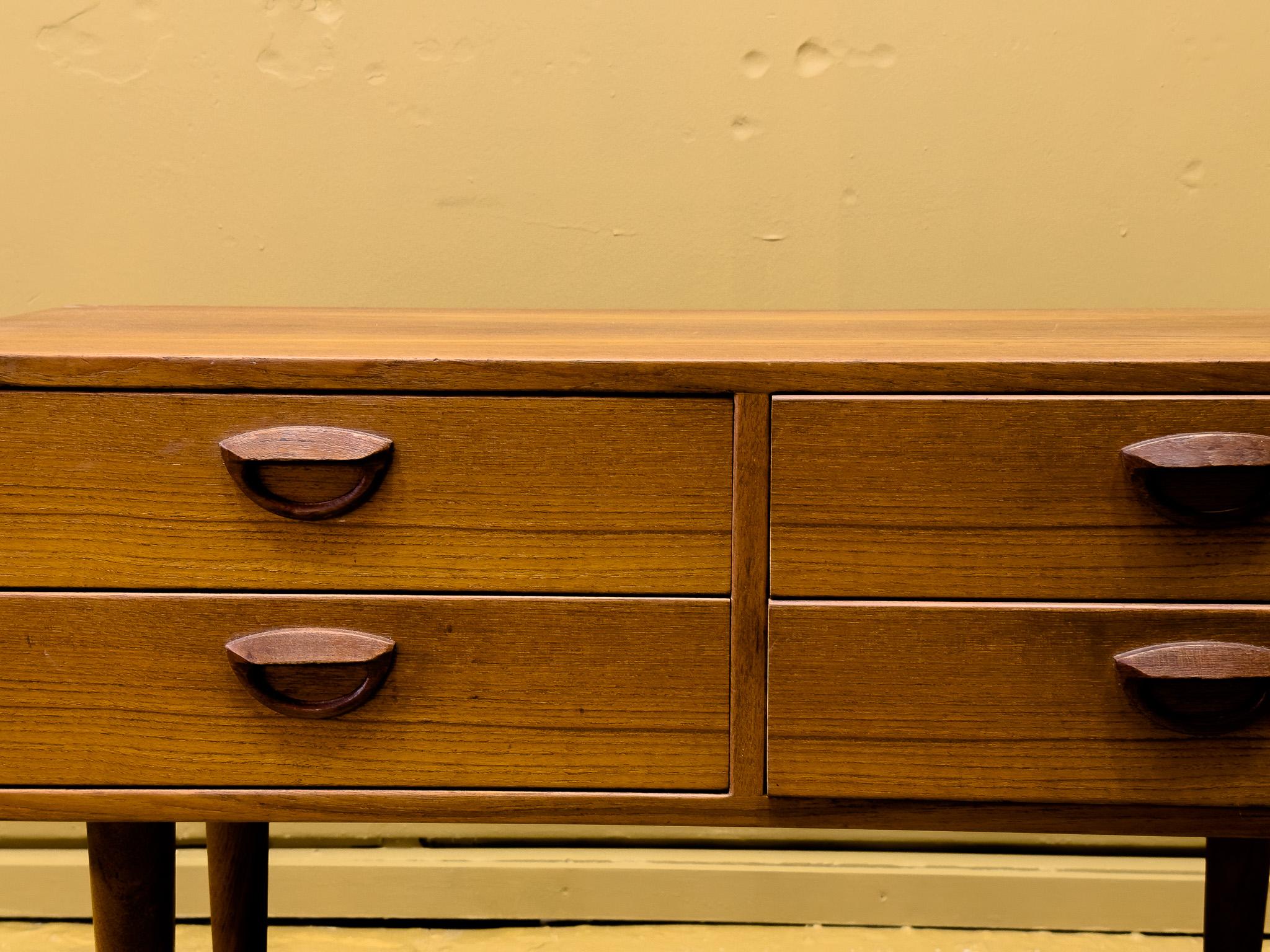 Cassettiera piccola in teak In condizioni buone in vendita a London, GB