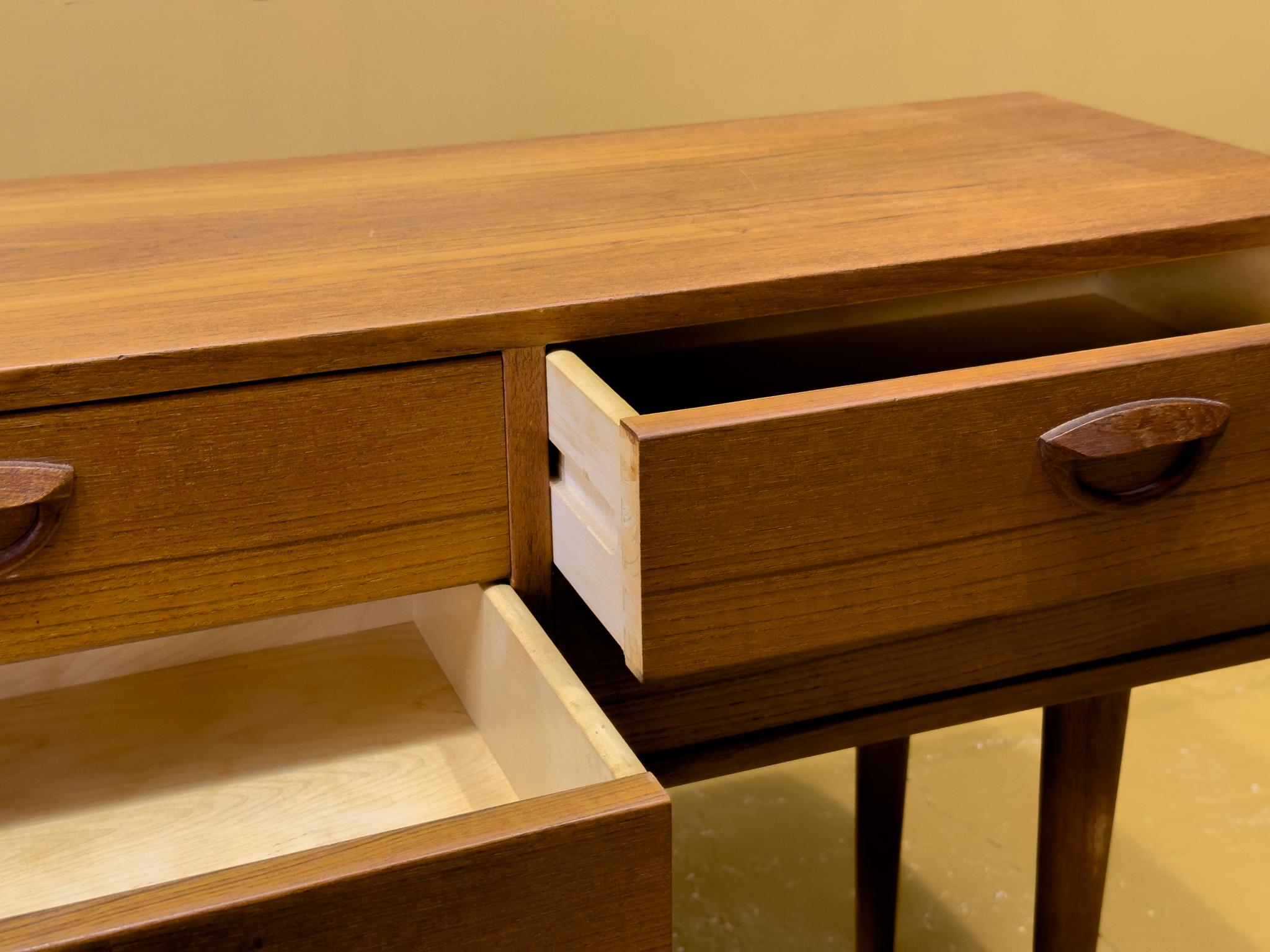 Teak Cassettiera piccola in teak in vendita