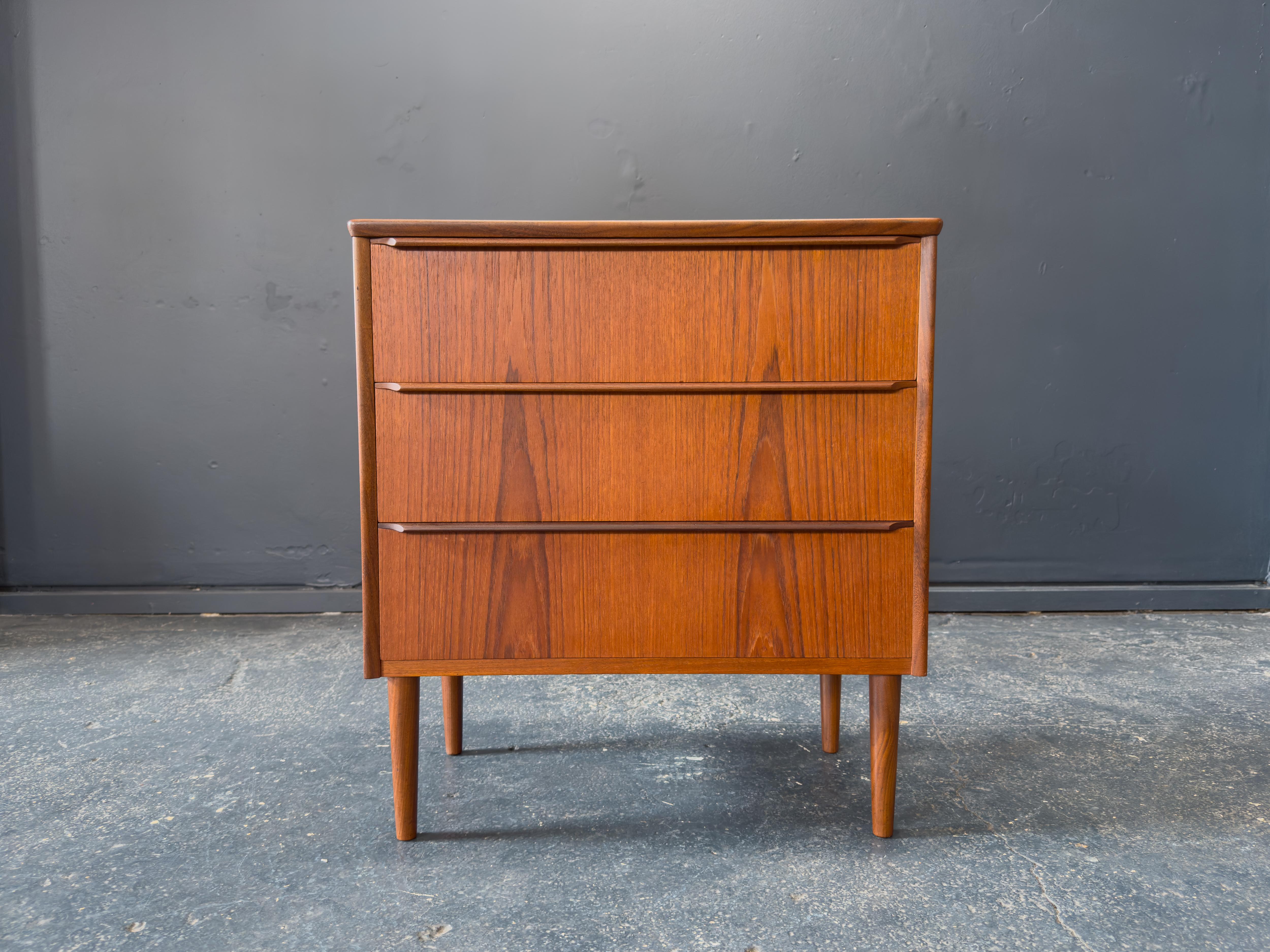 Teak Cassettiera piccola in teak in vendita