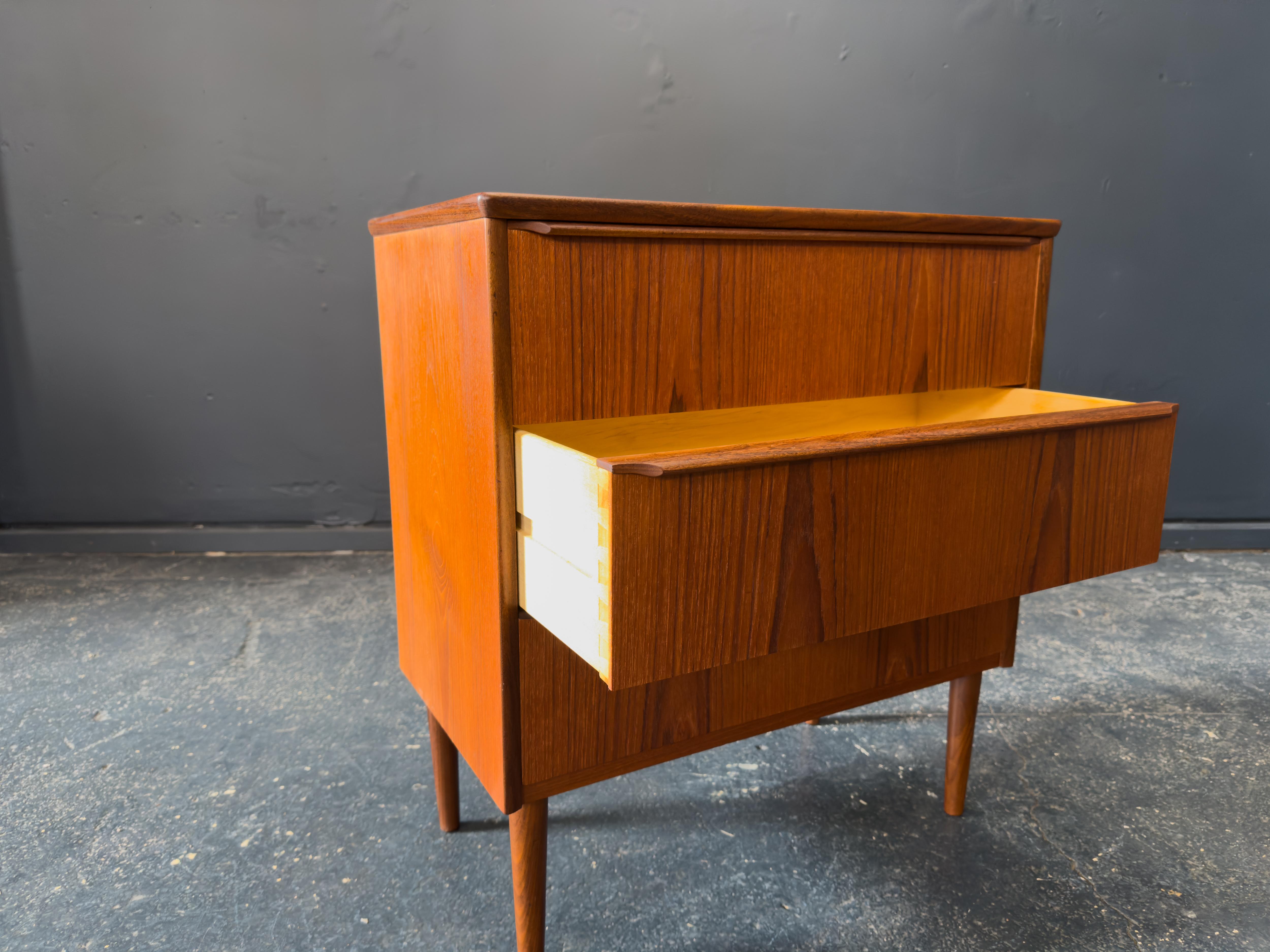 Cassettiera piccola in teak in vendita 1