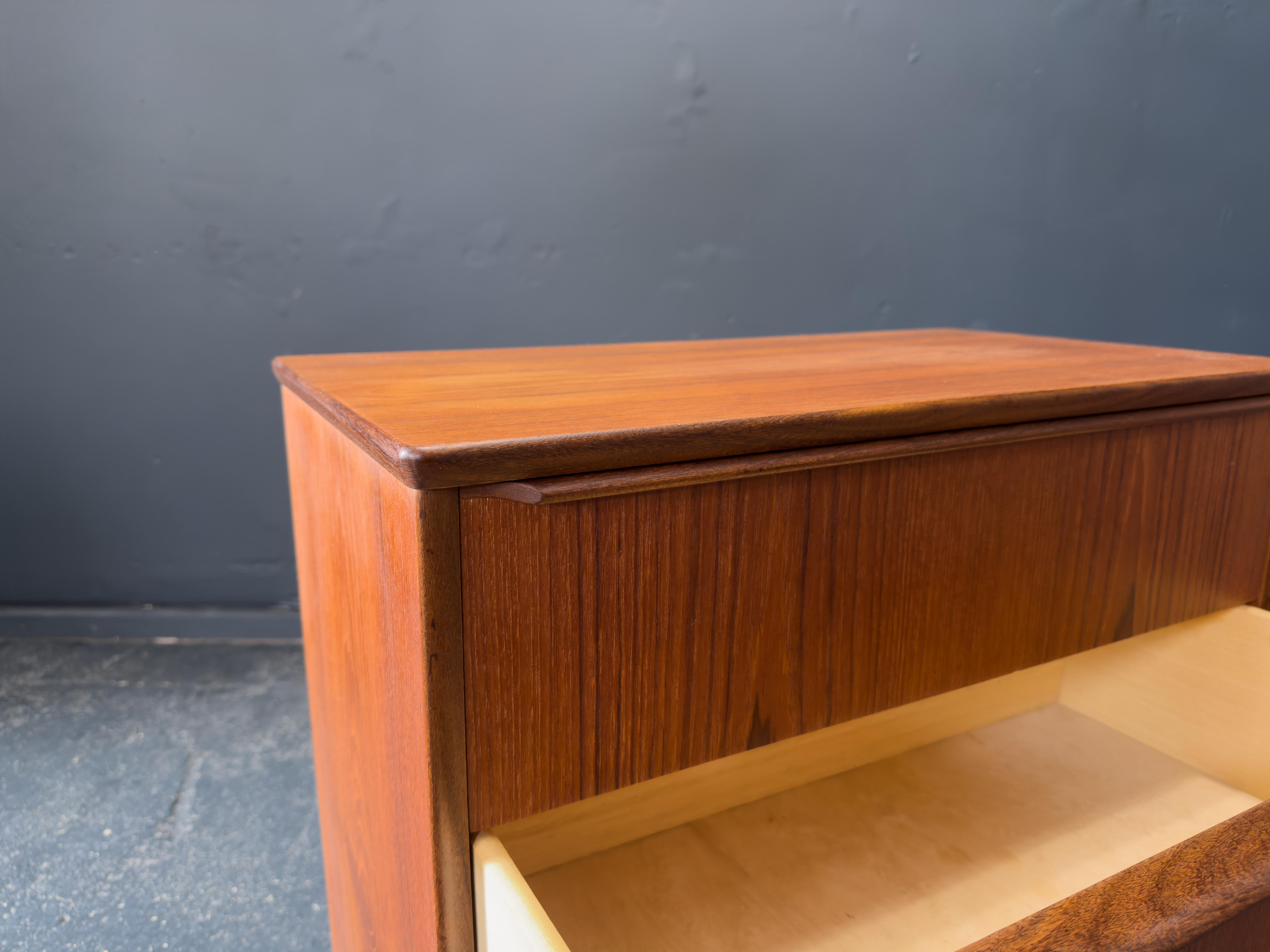 Cassettiera piccola in teak in vendita 2