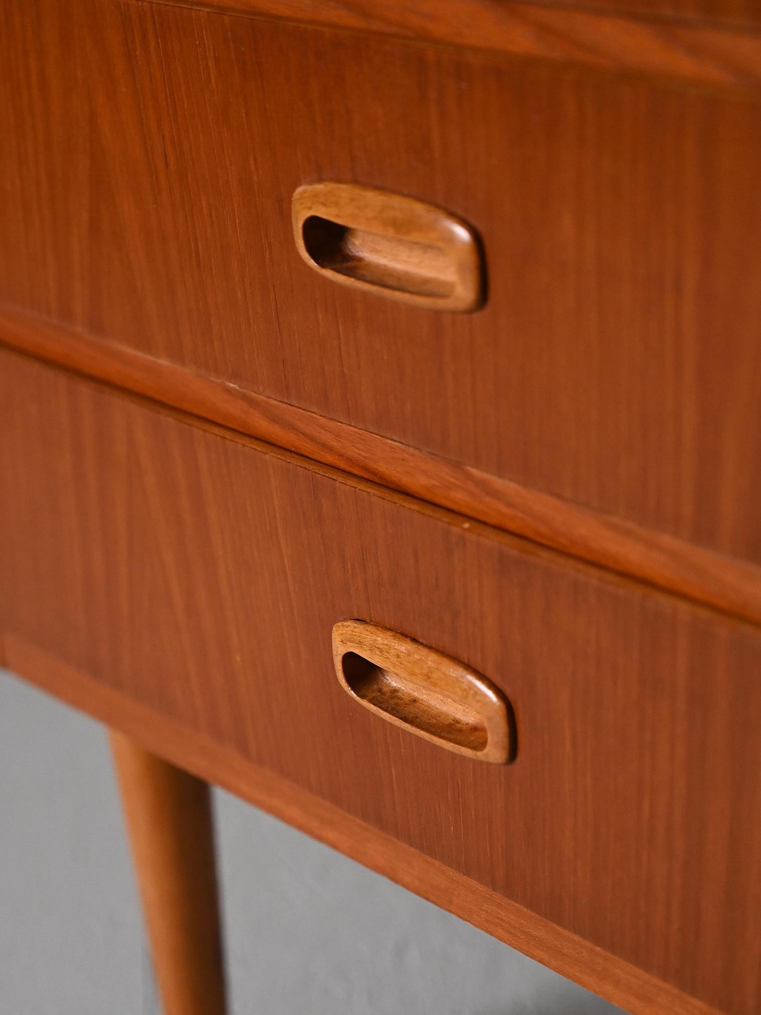 Teak Small teak chest of drawers from the 1960s For Sale