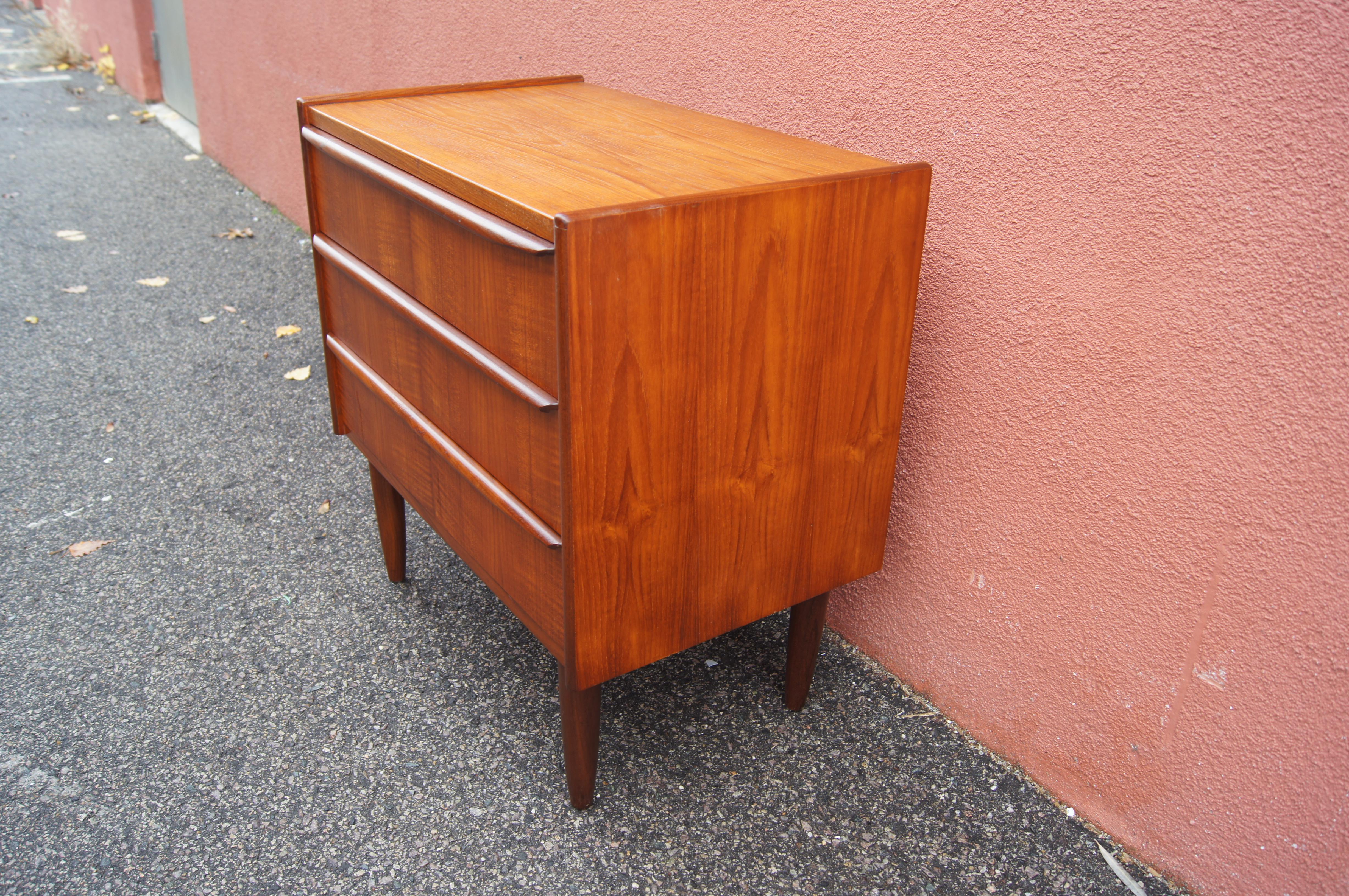 Small Teak Danish Modern Chest of Drawers In Good Condition In Dorchester, MA