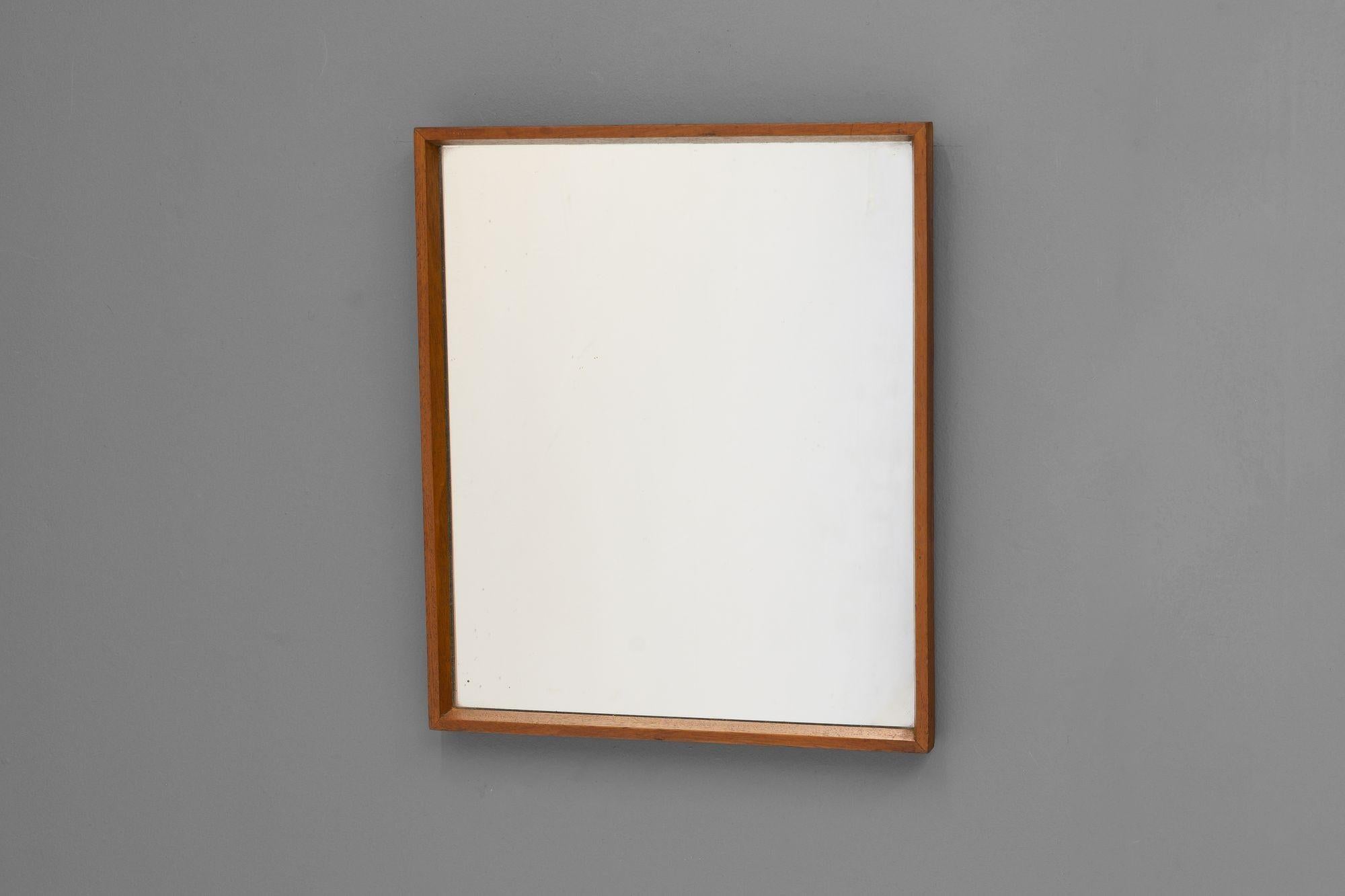 Piccolo specchio con cornice in teak della metà del secolo scorso.
K.K. circa 1960.
H. H. 48cm x L. 41cm x P. 3cm