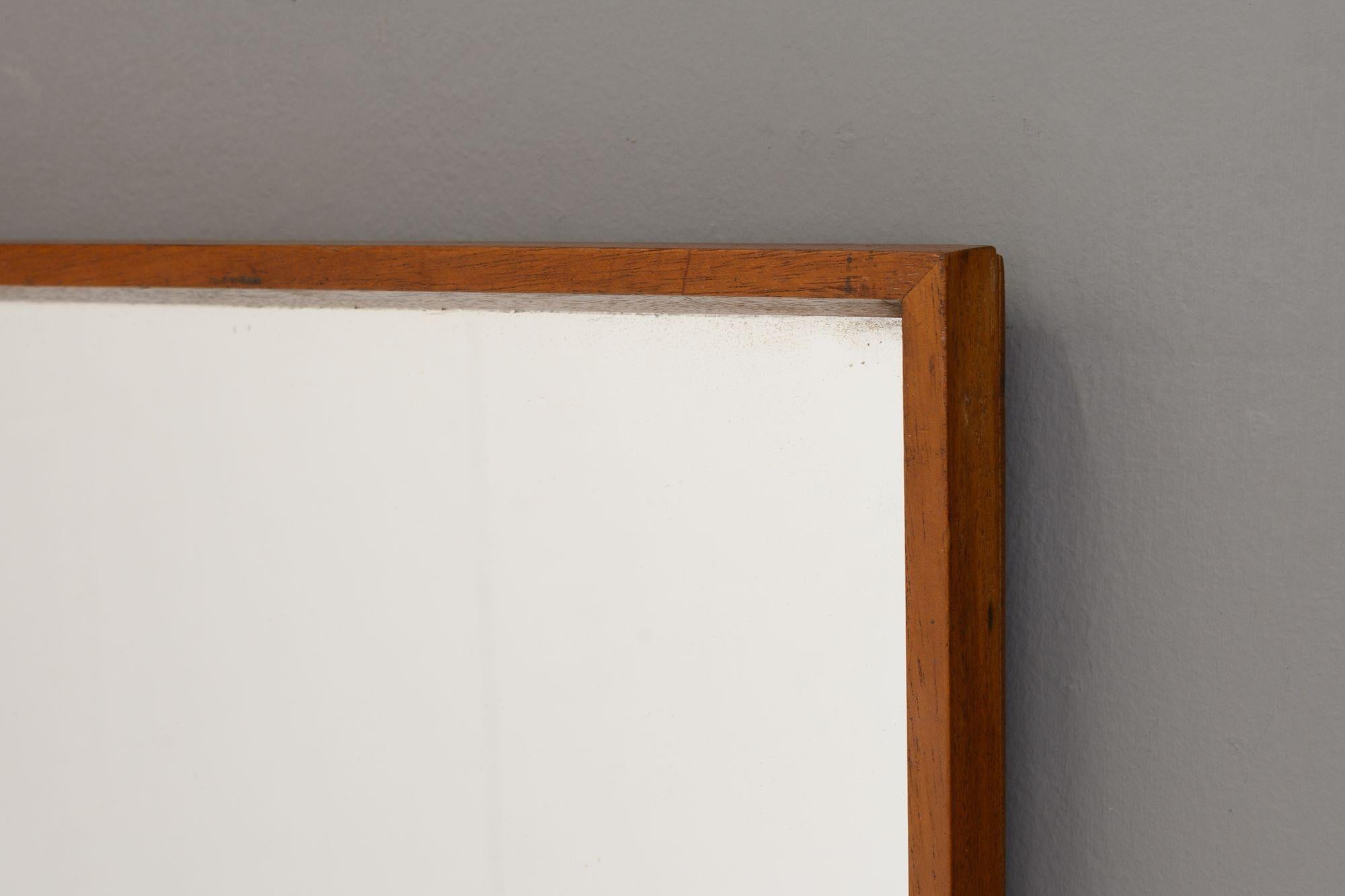 Mid-Century moderno Piccolo specchio con cornice in teak in vendita