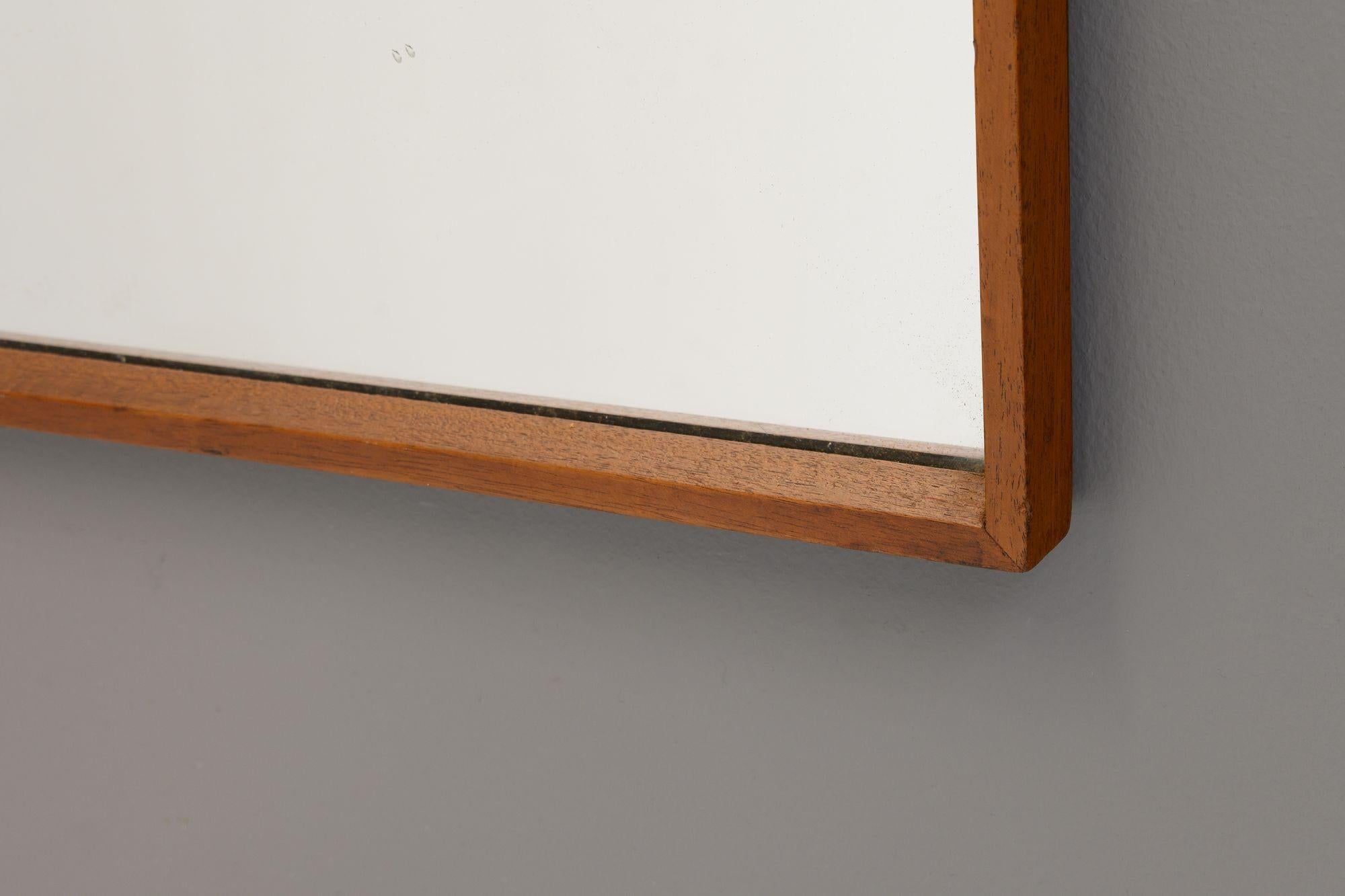 Piccolo specchio con cornice in teak In condizioni buone in vendita a London, England