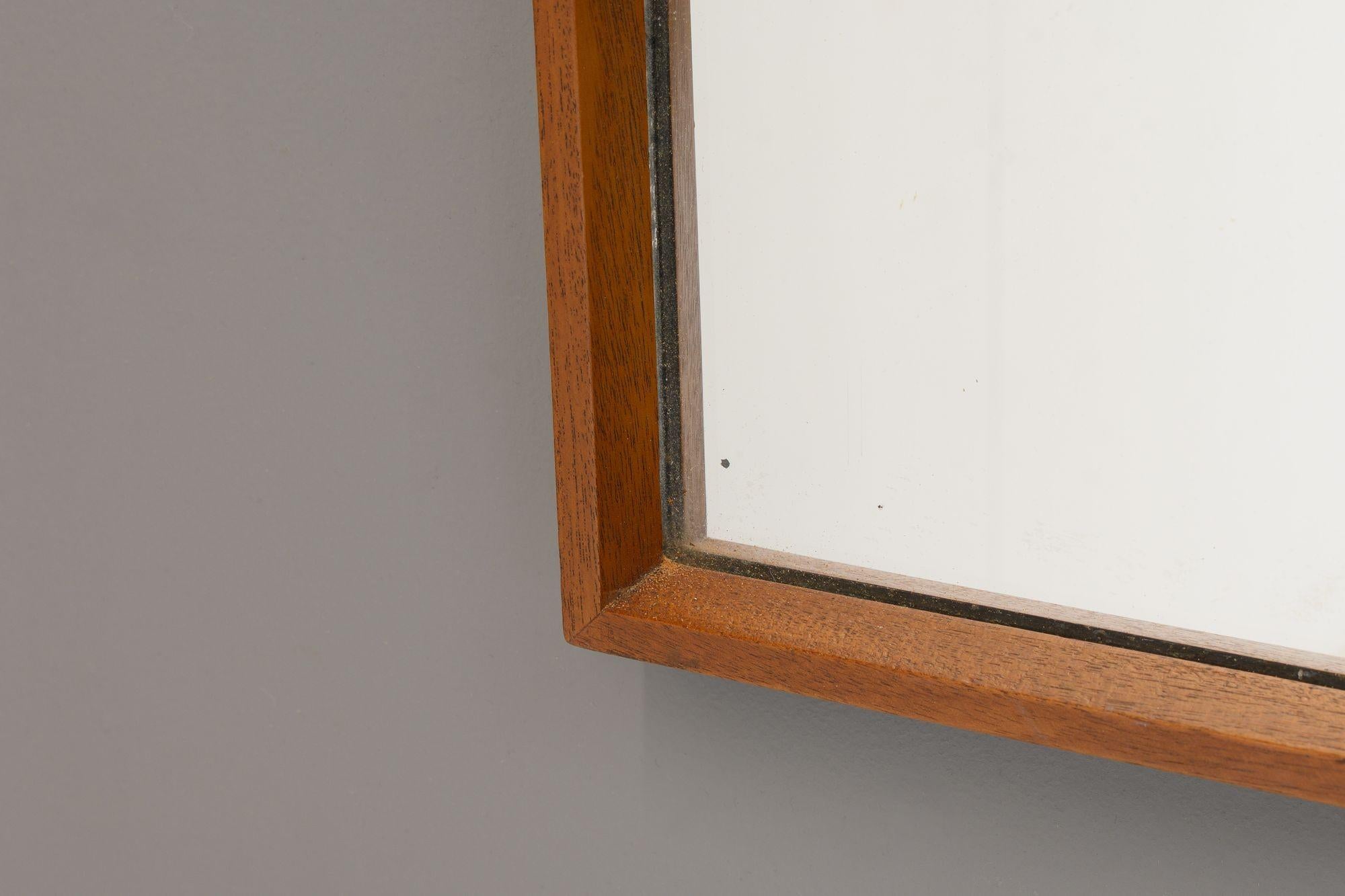 Metà XX secolo Piccolo specchio con cornice in teak in vendita