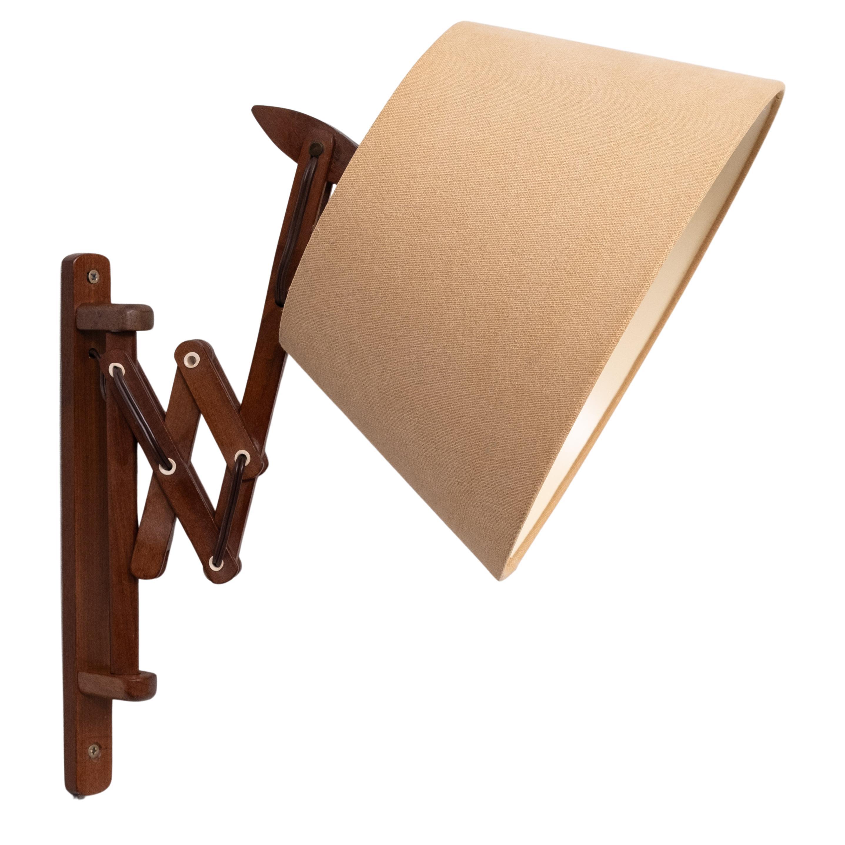 Lampada da parete armonica molto bella, in teak massiccio. Can lo tira fuori,
e girare in qualsiasi direzione. Ottime condizioni. 
È necessaria una lampadina E27 grande.