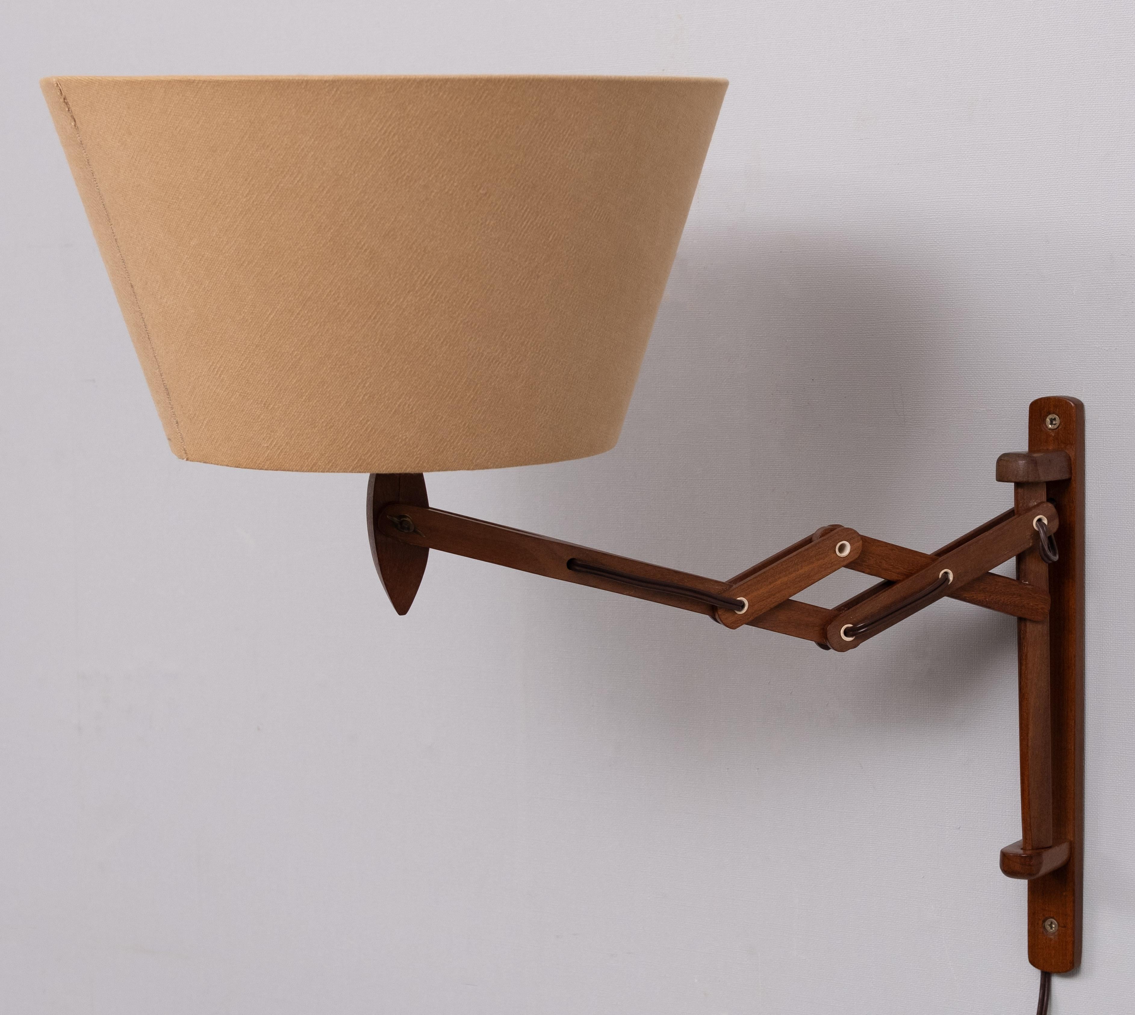 Mid-Century moderno piccola lampada da parete a forbice in teak 1960 Olanda in vendita