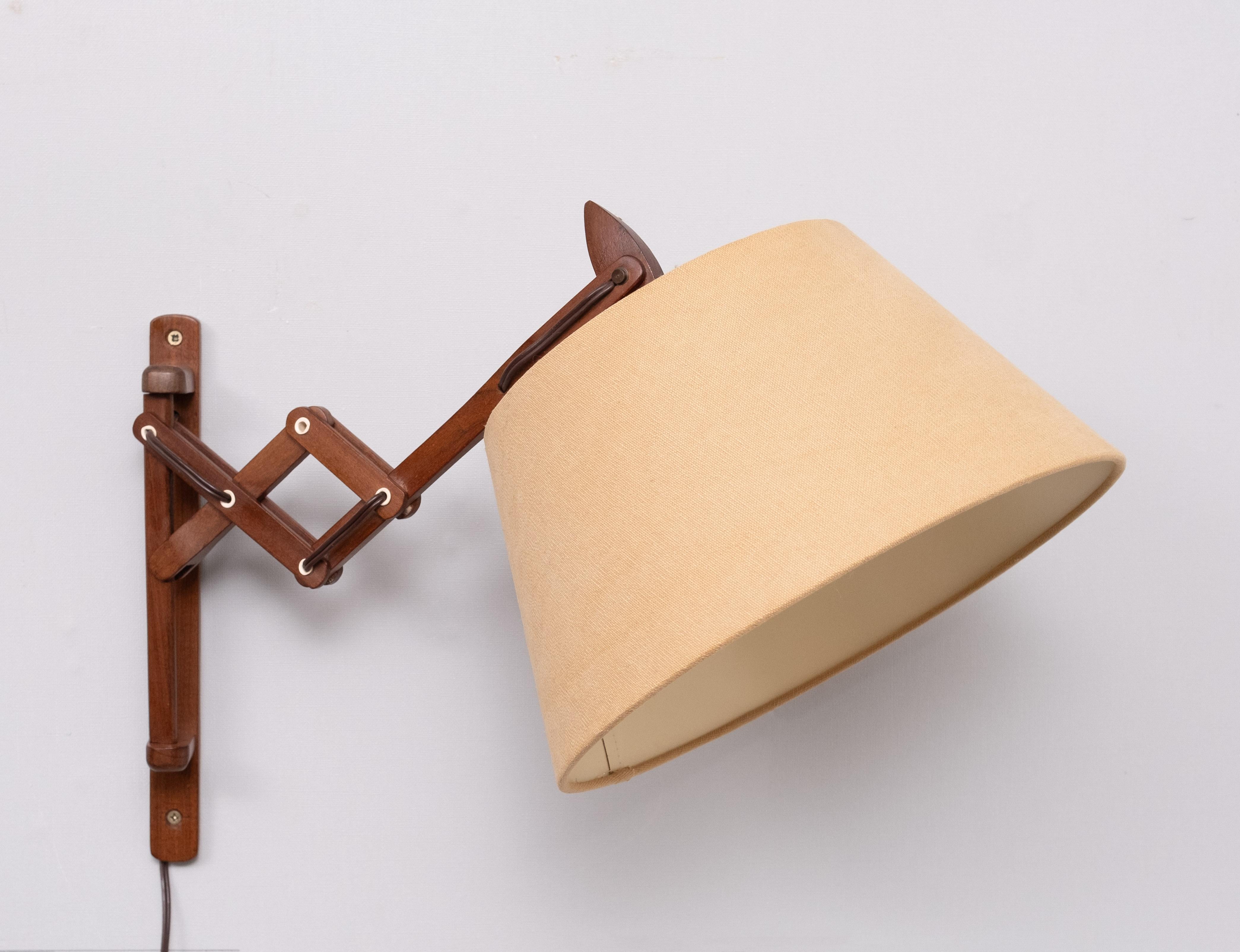 Olandese piccola lampada da parete a forbice in teak 1960 Olanda in vendita