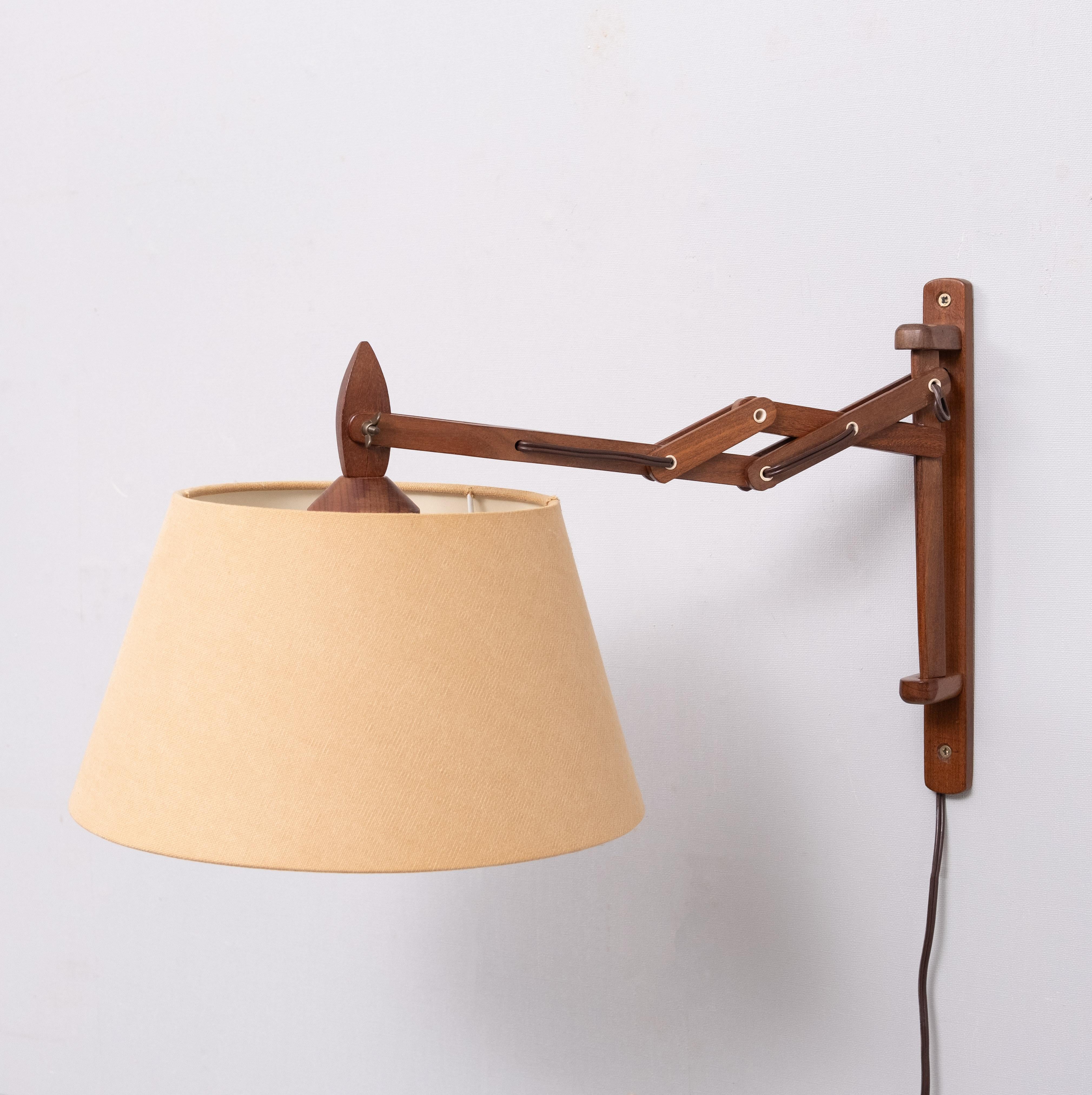 piccola lampada da parete a forbice in teak 1960 Olanda In condizioni buone in vendita a Den Haag, NL