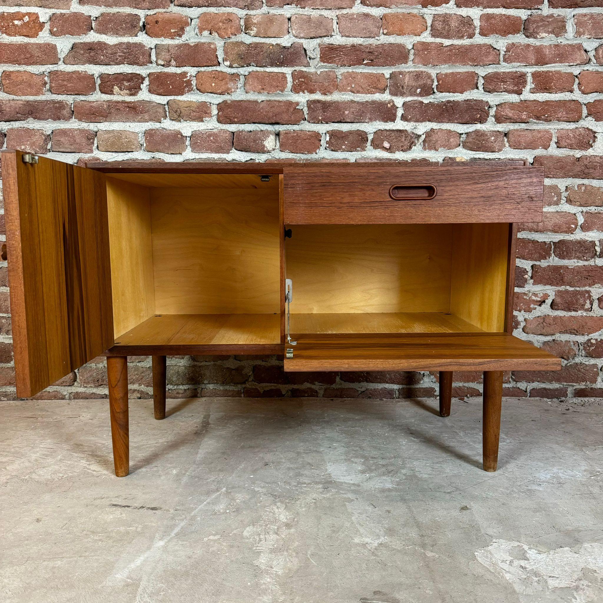Veneer Small teak sideboard, Denmark 1960 For Sale