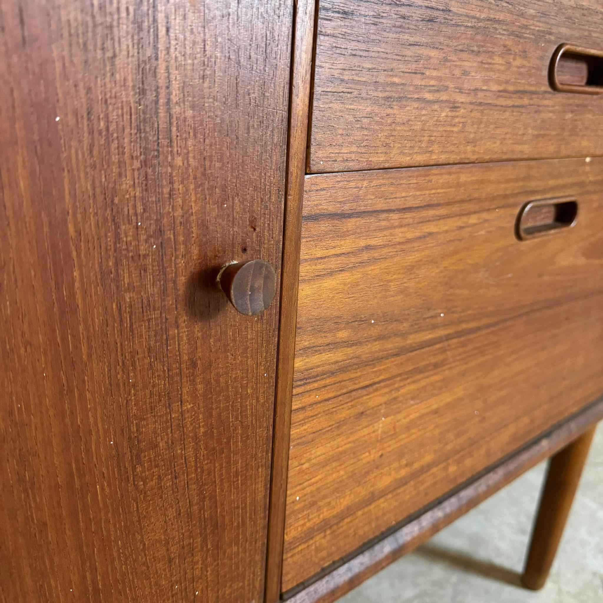 Small teak sideboard, Denmark 1960 In Good Condition For Sale In Torino, IT