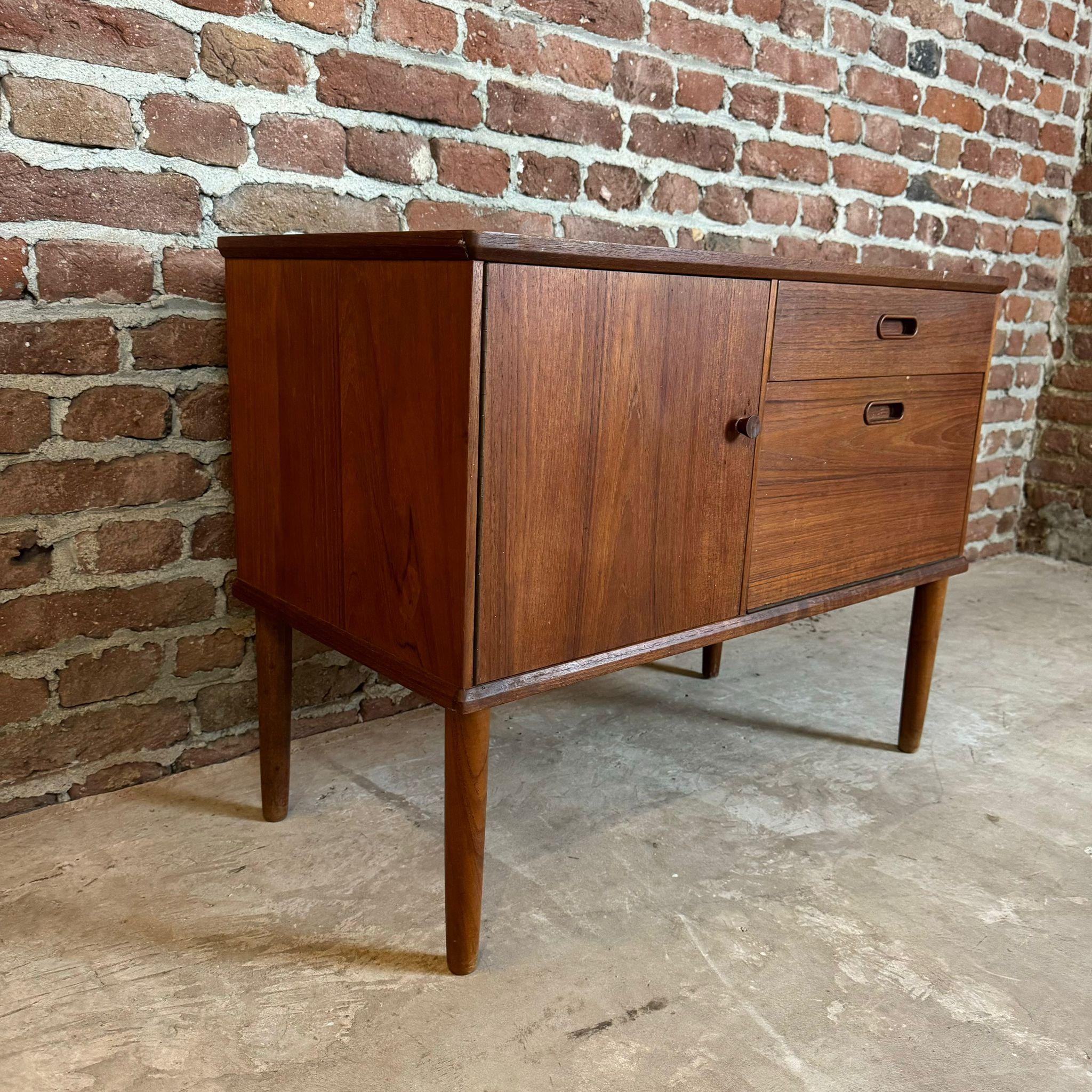 Teak Small teak sideboard, Denmark 1960 For Sale
