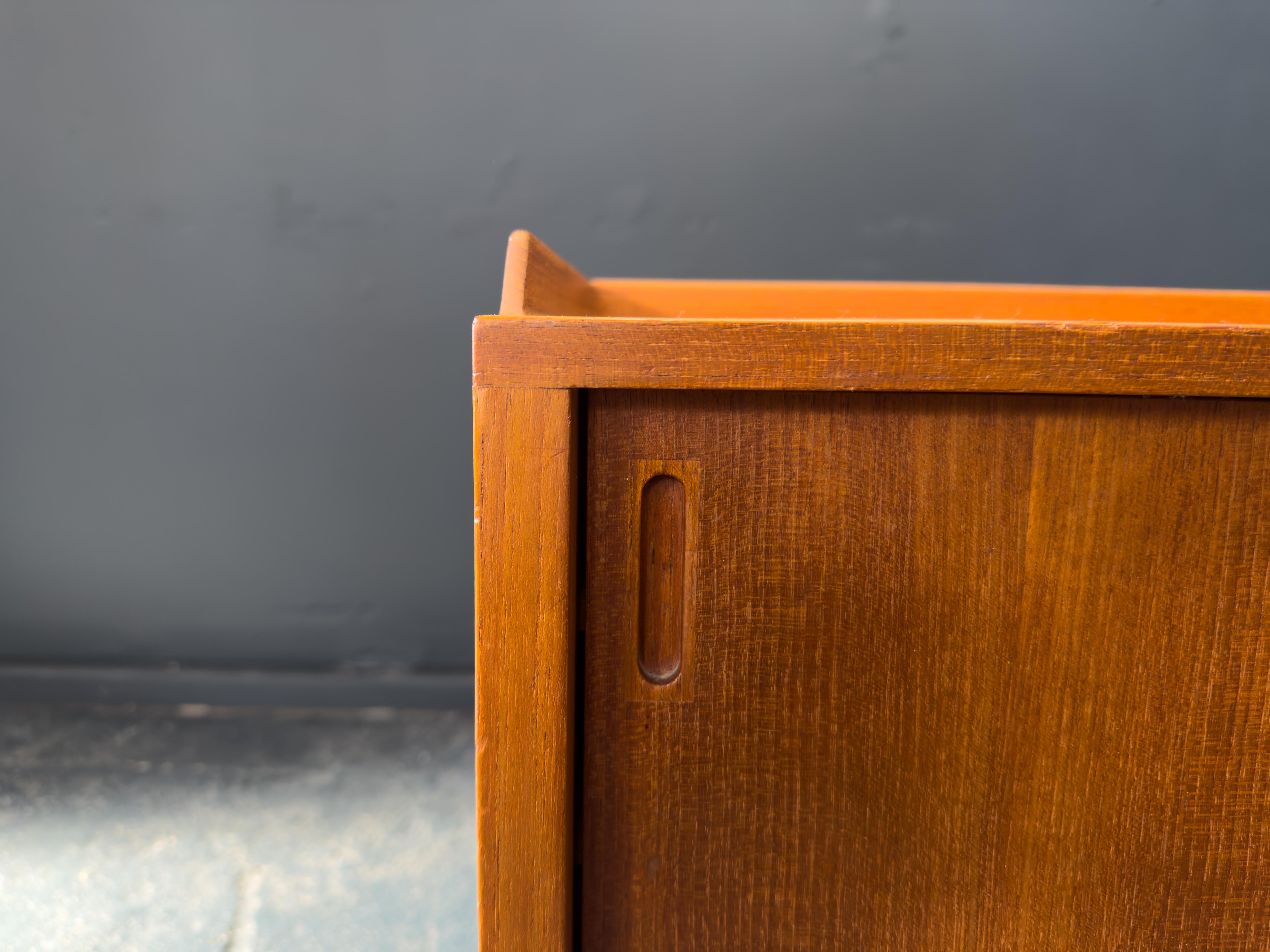Piccola unità in teak su ruote in vendita 3
