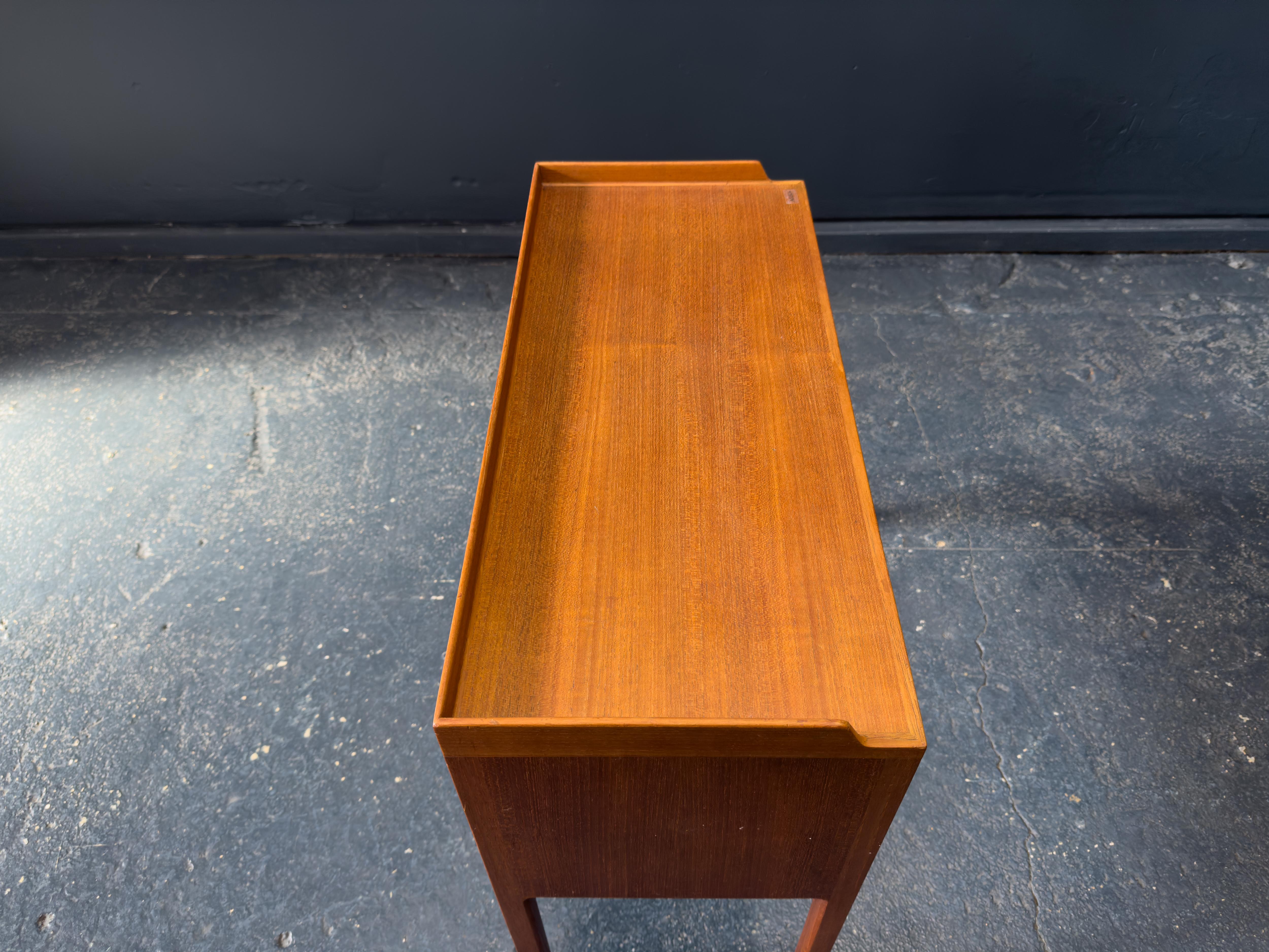 Piccola unità in teak su ruote in vendita 4