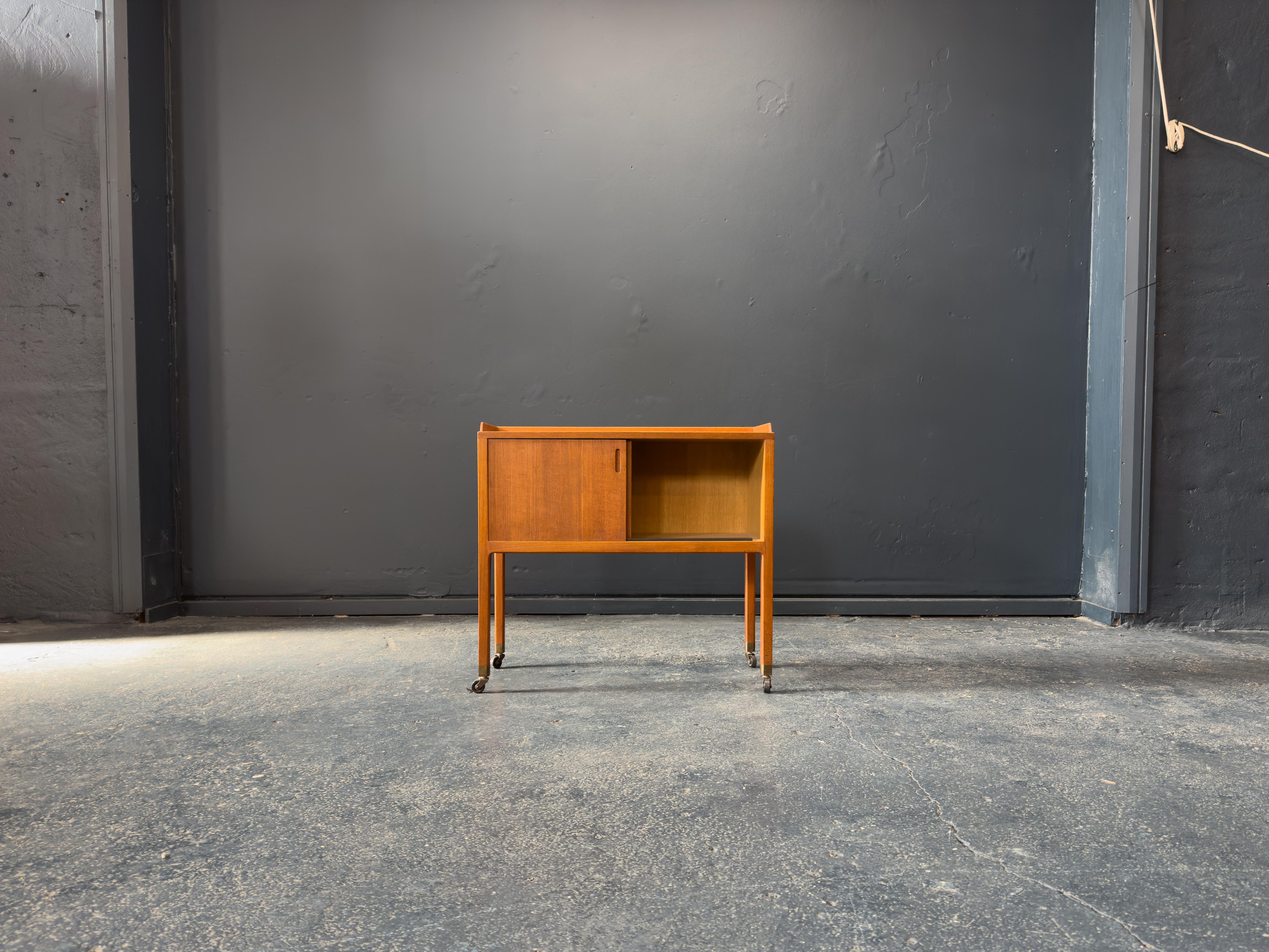 Mid-Century moderno Piccola unità in teak su ruote in vendita