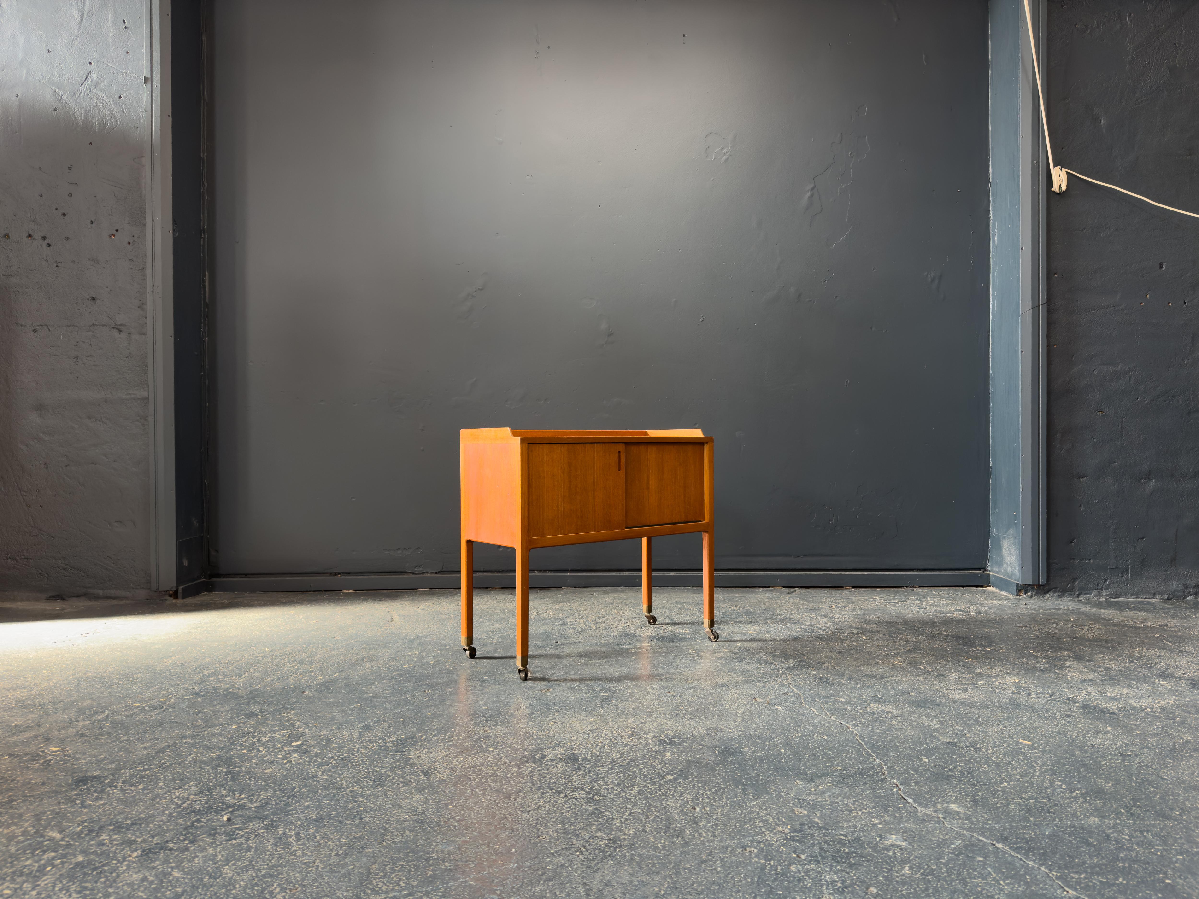 XX secolo Piccola unità in teak su ruote in vendita