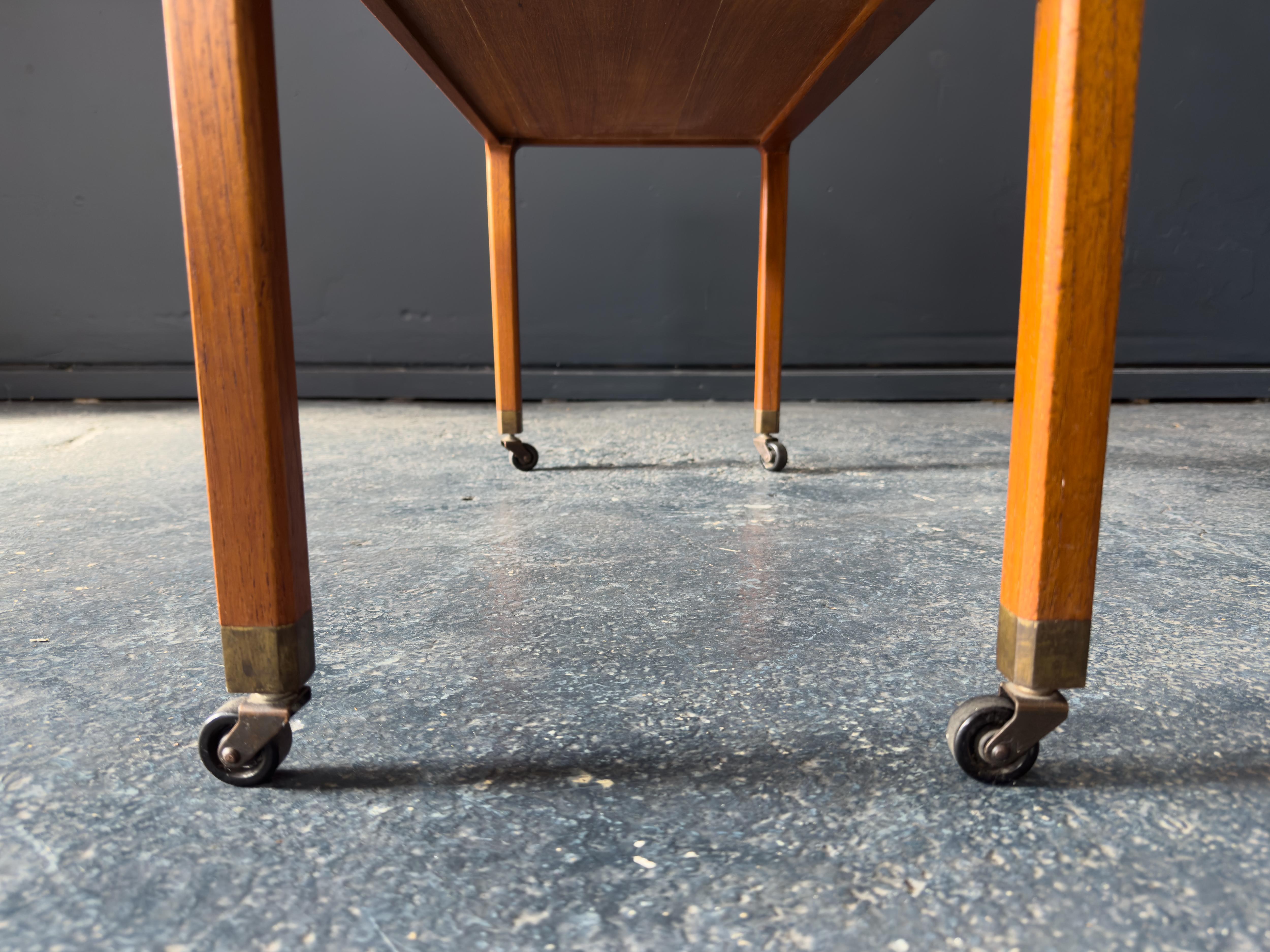 Piccola unità in teak su ruote in vendita 1