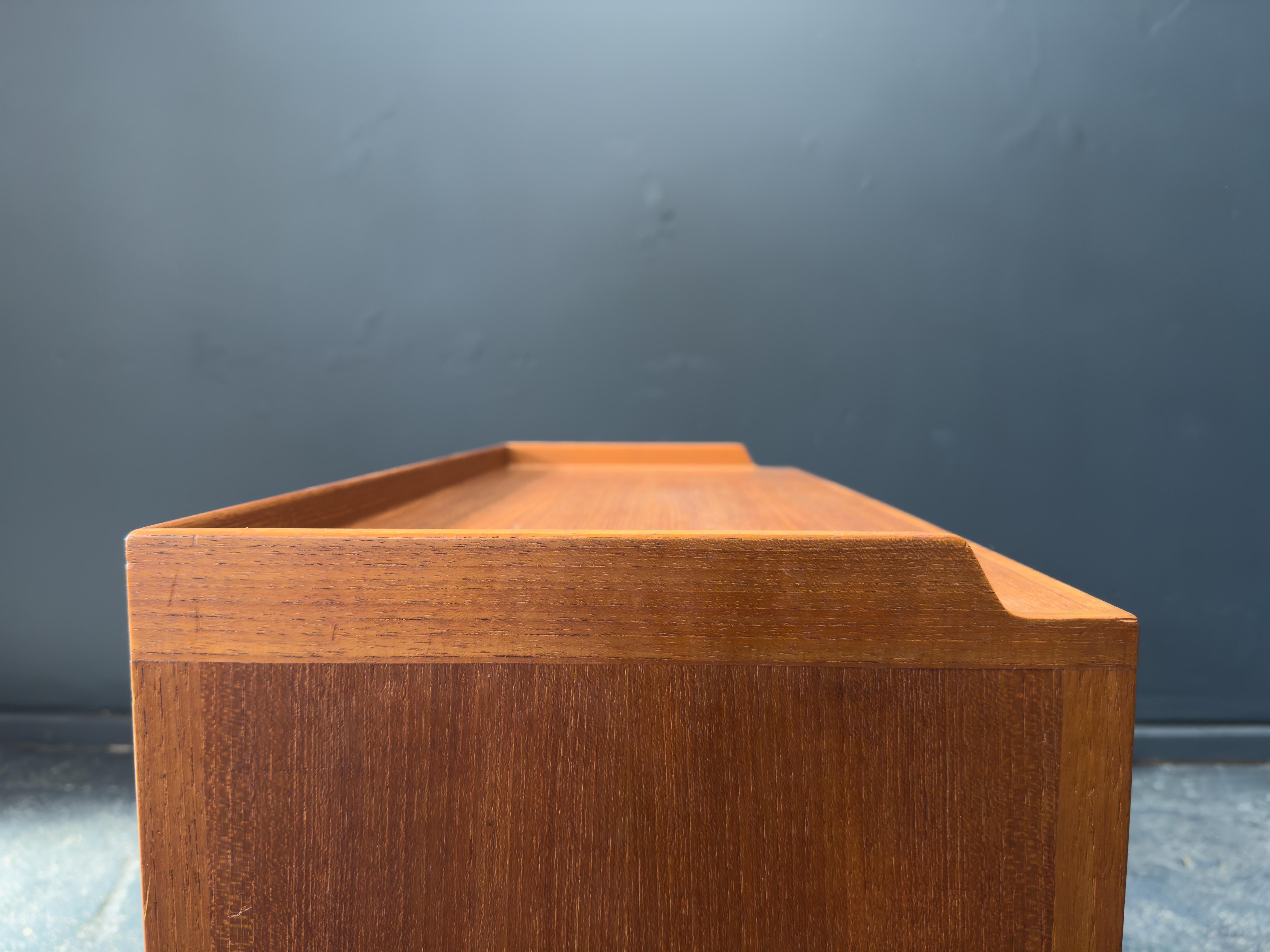 Piccola unità in teak su ruote in vendita 2