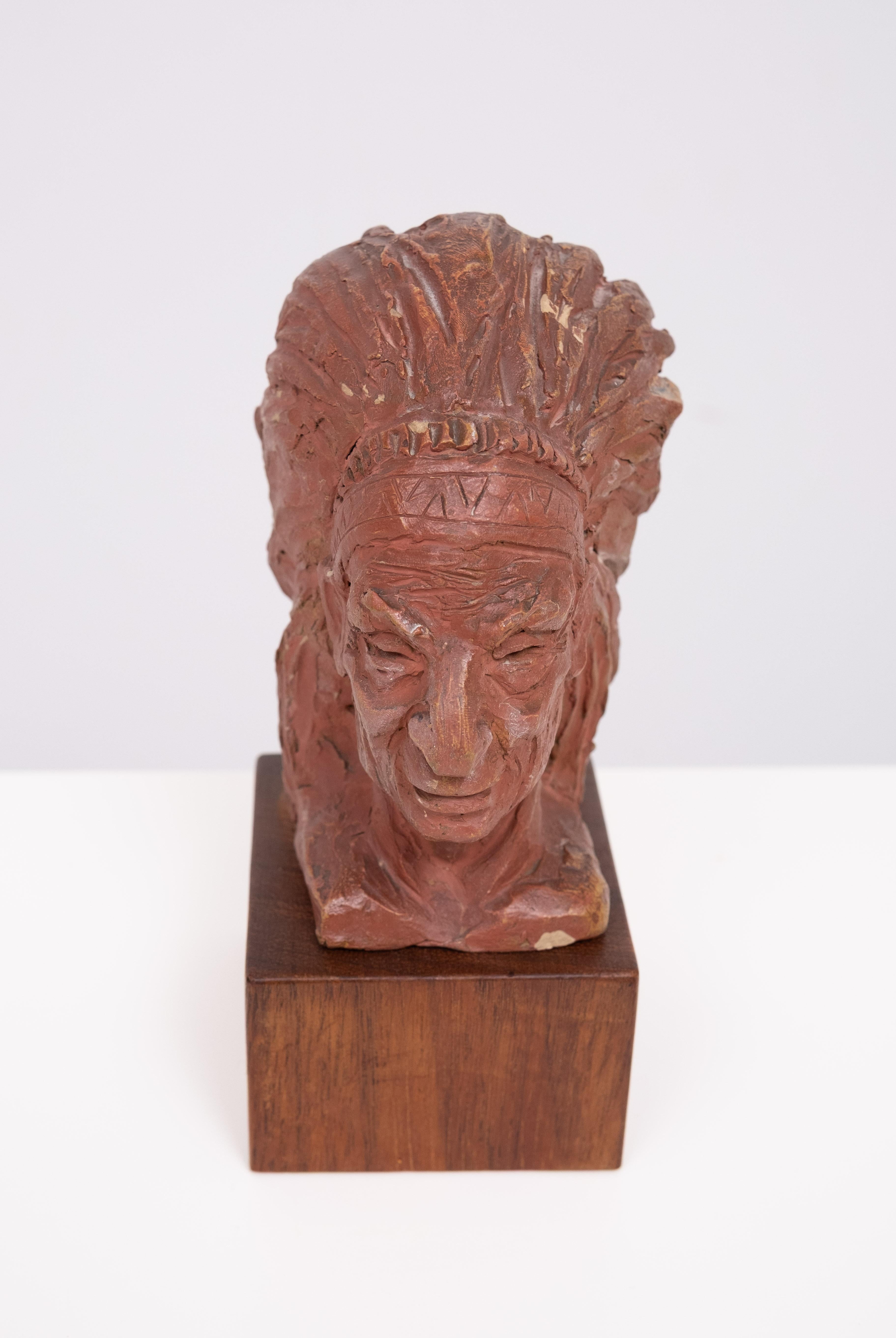 Intagliato a mano Piccolo busto indiano in terracotta 1960 in vendita