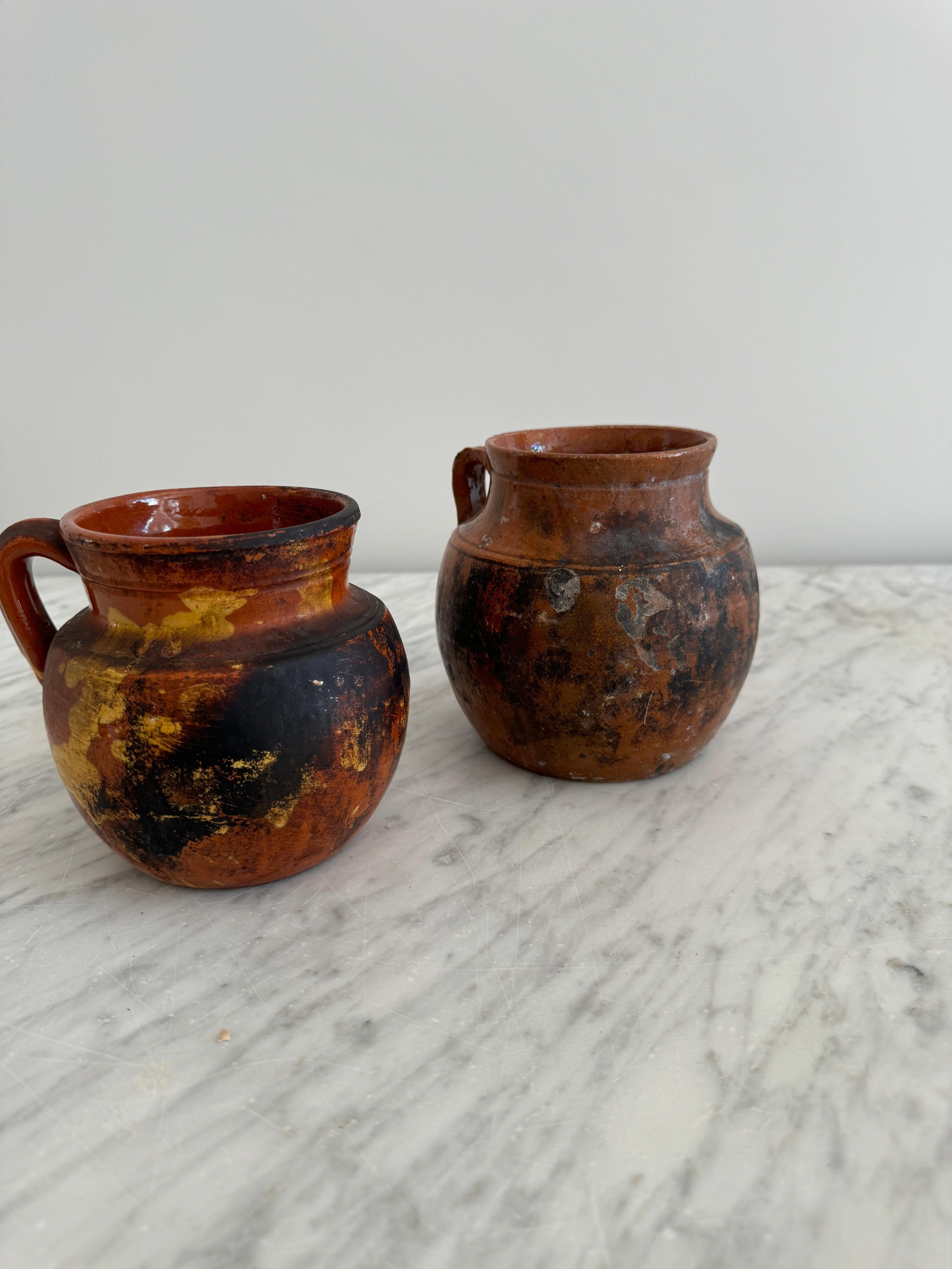 Vaso Pignata piccolo in terracotta

La Piccola Pignata di Terracotta è un pezzo di ceramica fatto a mano che risale ai primi anni del 1900, realizzato nelle affascinanti città di Cutrofiano e Lucugnano in Puglia, nel sud Italia. Riflettendo la