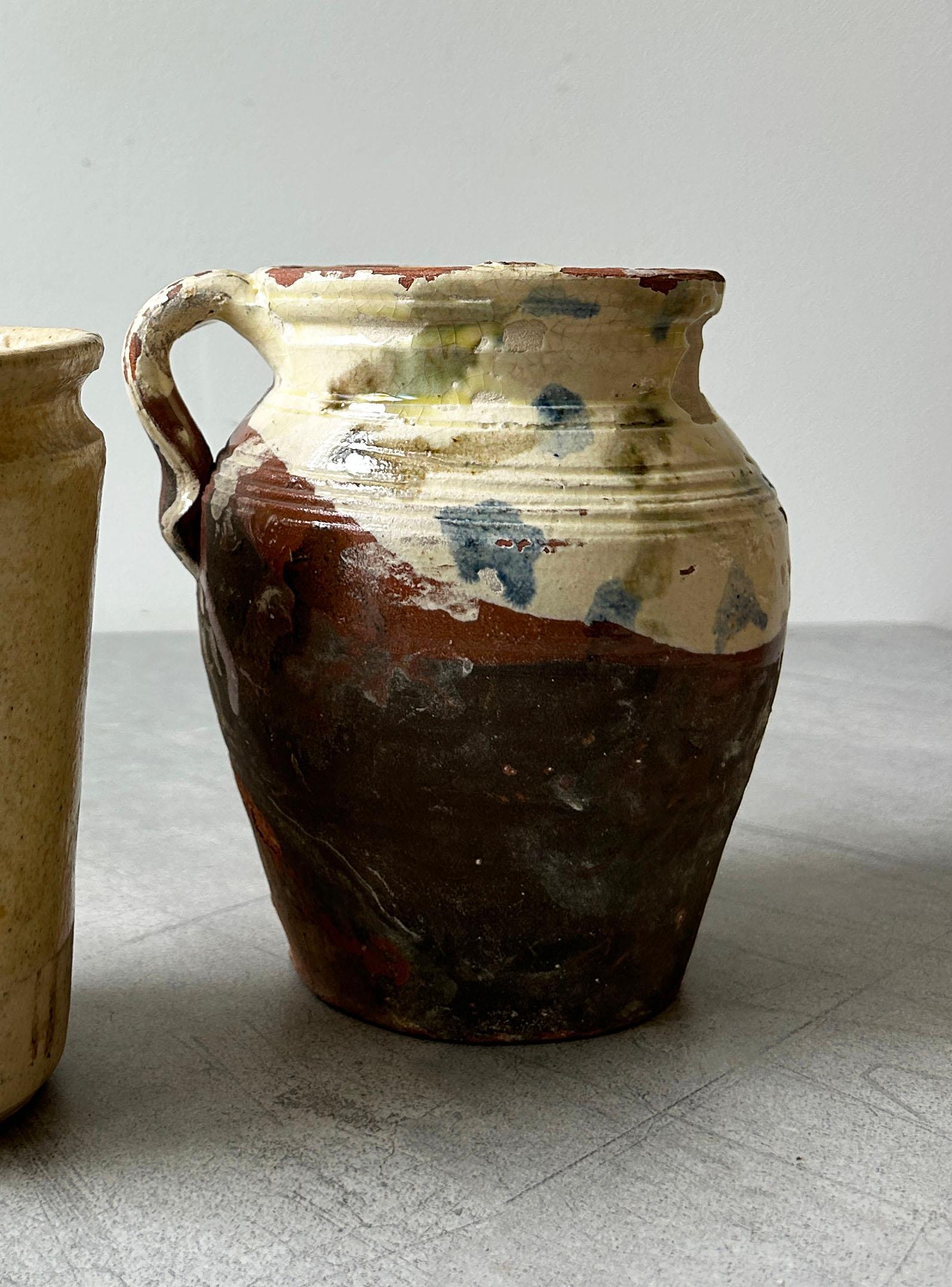 
Questo piccolo vaso in terracotta pignata con macchie multicolori, prodotto a mano a Cutrofiano-Lucugnano, in Puglia, risale ai primi anni del 1900 e incarna l'essenza della 