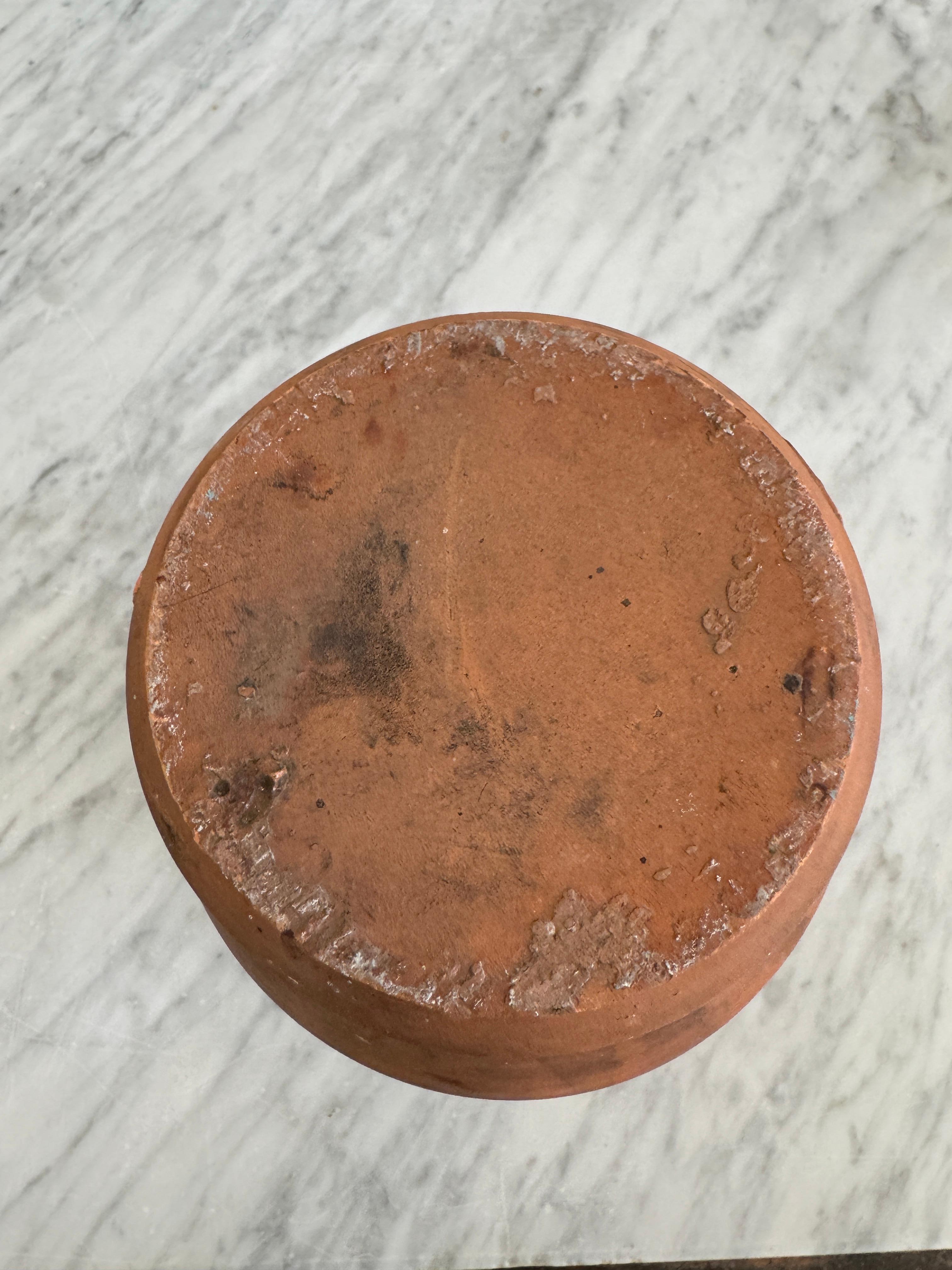 Questo vaso in terracotta pignata lavorato a mano con smalto a metà, proveniente da Cutrofiano-Lucugnano, in Puglia, all'inizio o alla metà del 1900, esemplifica l'essenza della 