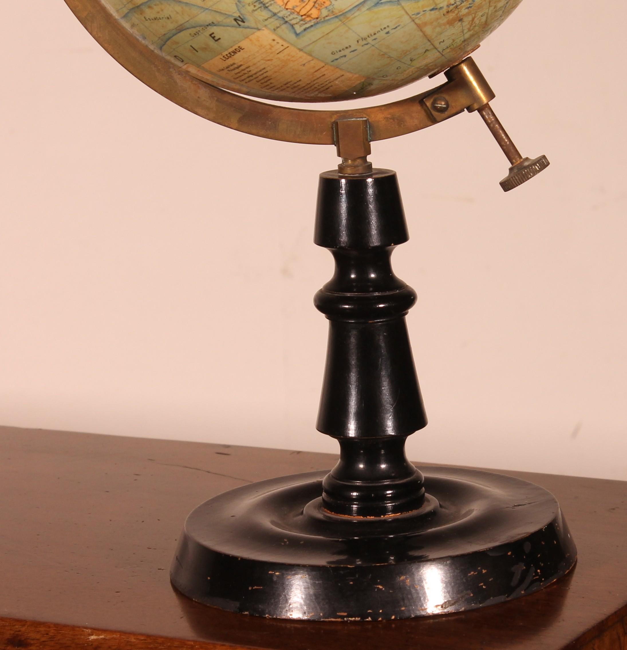 Charmant petit globe terrestre du début du 20e siècle, vers 1910, par J. Forest, Paris, publié par Girard & Barrière.

Le globe a une superbe base en bois noirci avec un beau tournage et une ligne demi-méridienne graduée en laiton.

Ce petit modèle