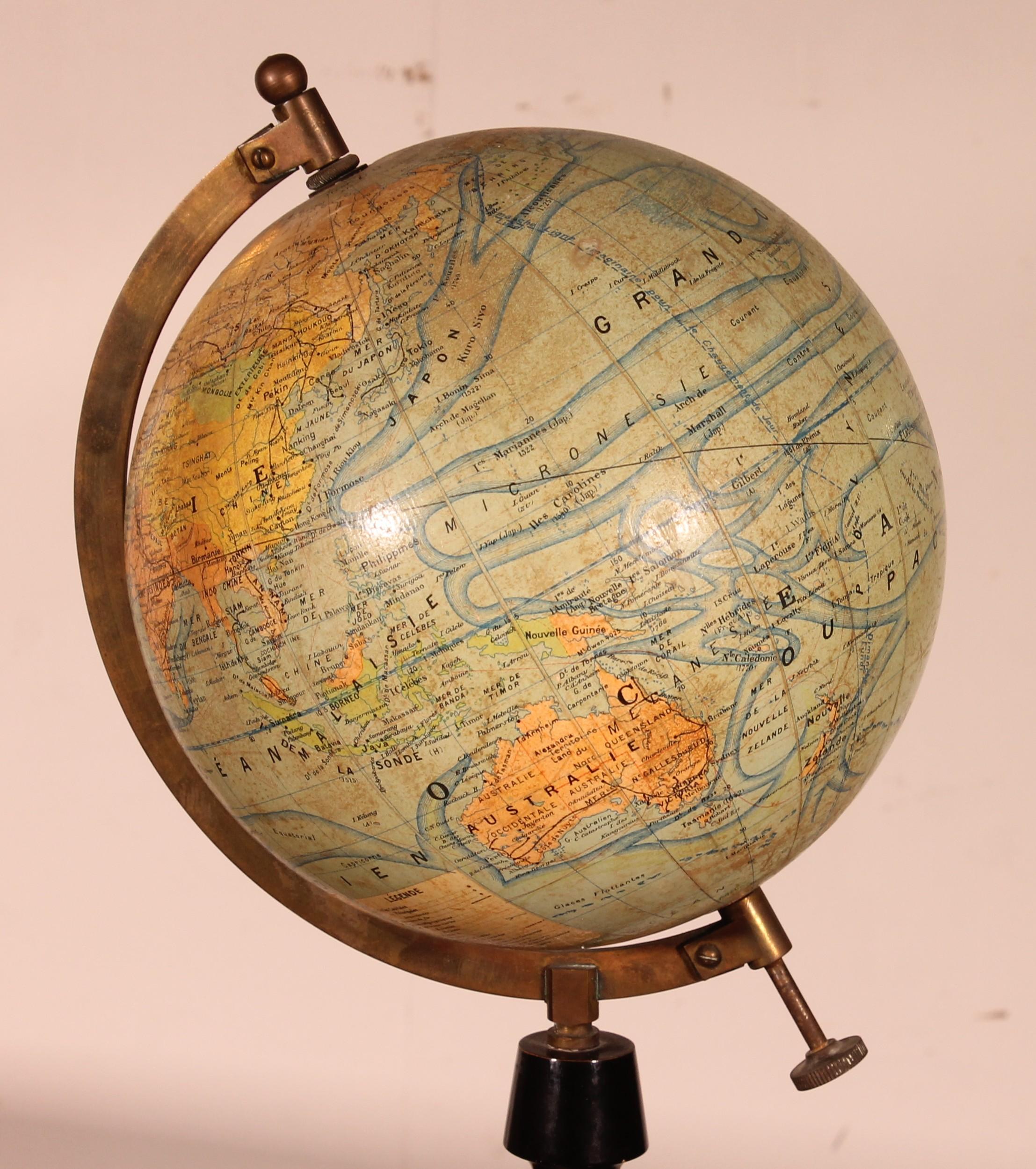 Mouvement esthétique Petit globe terrestre de J. Forest, publié par Girard & Barrière, début du 20e siècle en vente