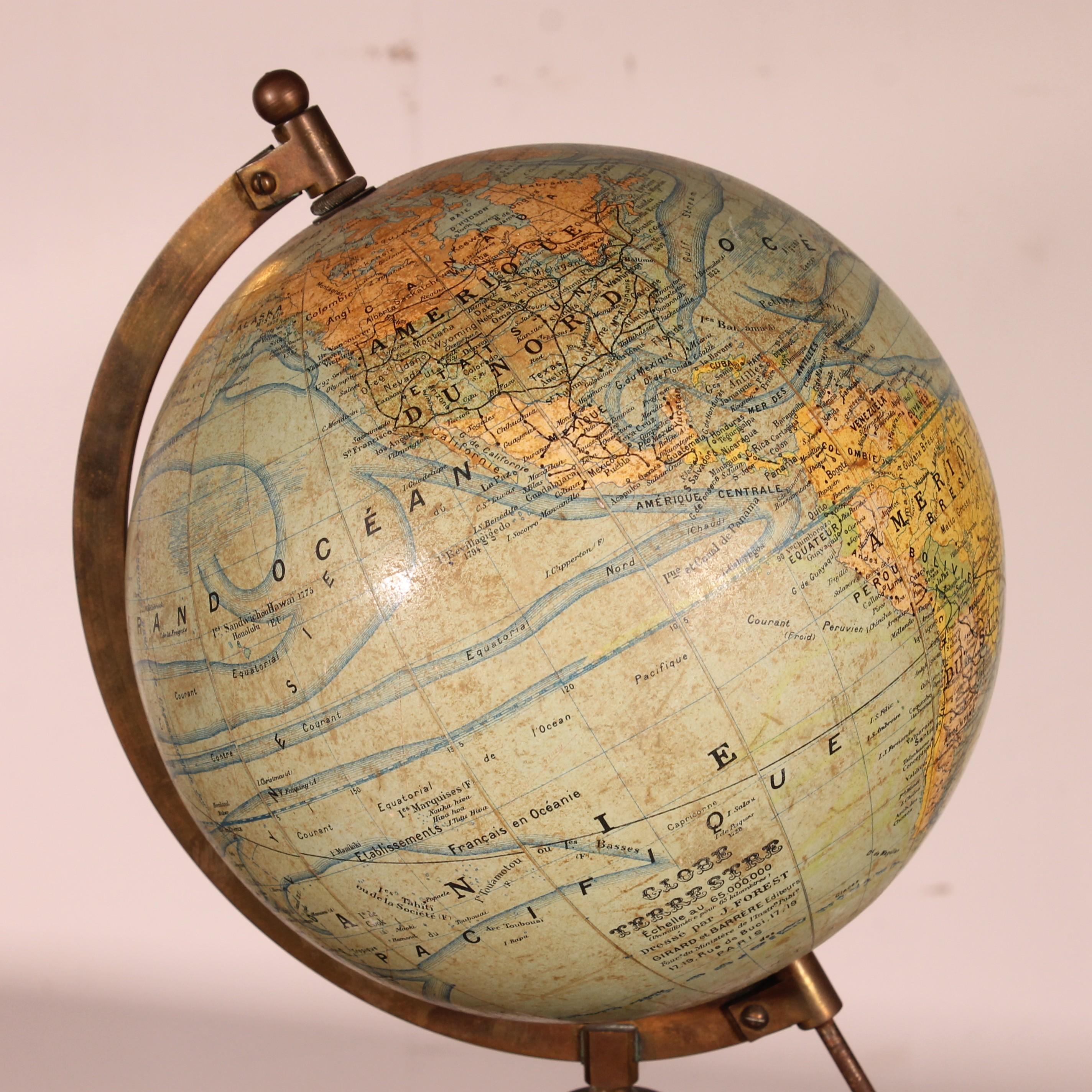 Français Petit globe terrestre de J. Forest, publié par Girard & Barrière, début du 20e siècle en vente