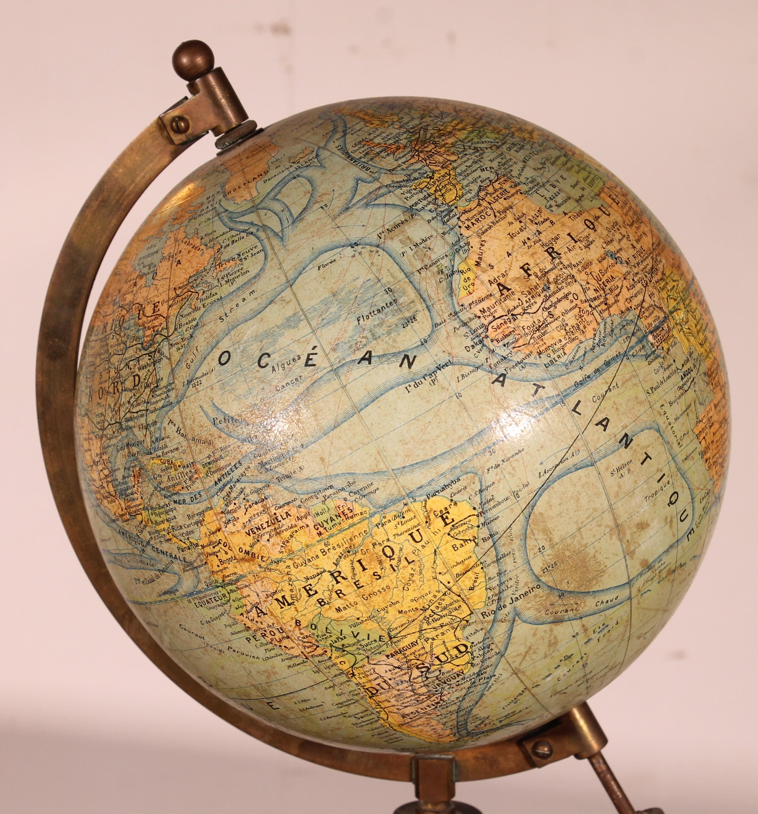 Petit globe terrestre de J. Forest, publié par Girard & Barrière, début du 20e siècle Bon état - En vente à Brussels, Brussels