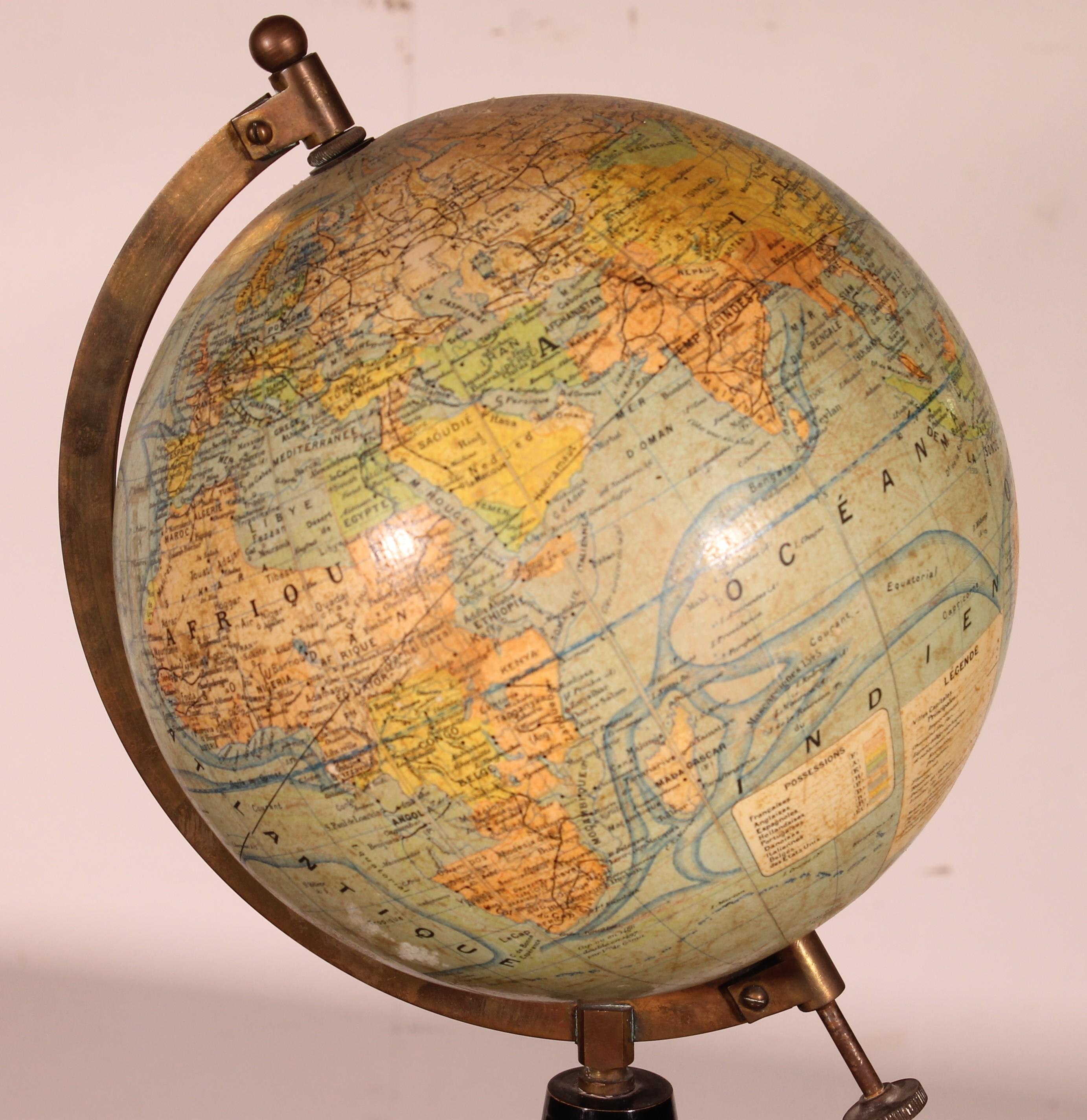 20ième siècle Petit globe terrestre de J. Forest, publié par Girard & Barrière, début du 20e siècle en vente