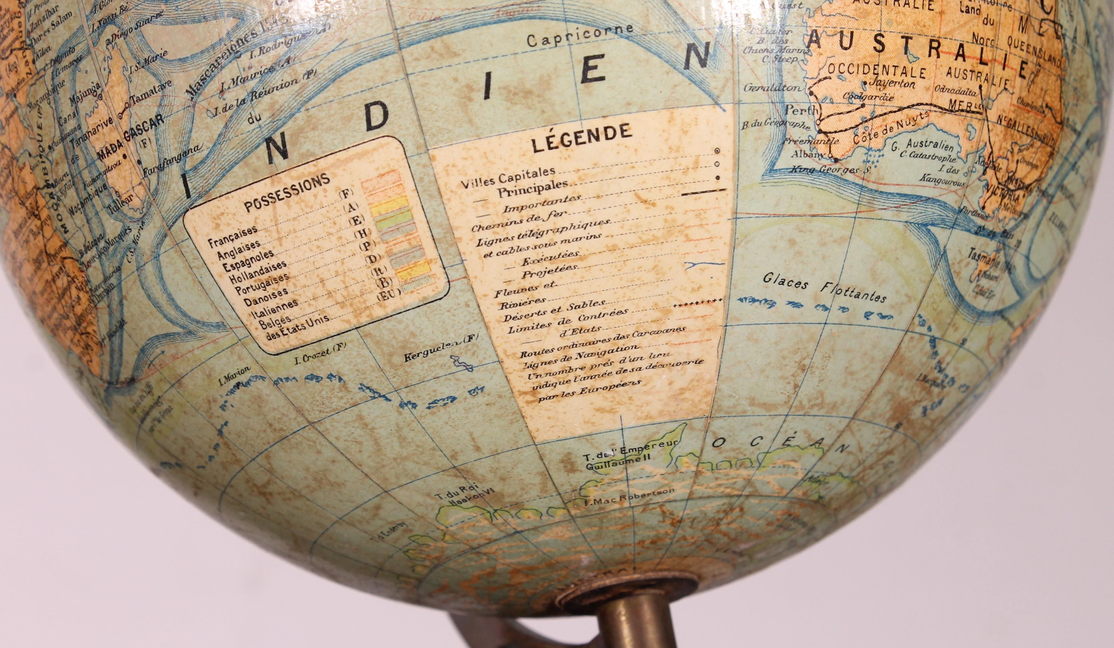 Papier Petit globe terrestre de J. Forest, publié par Girard & Barrière, début du 20e siècle en vente