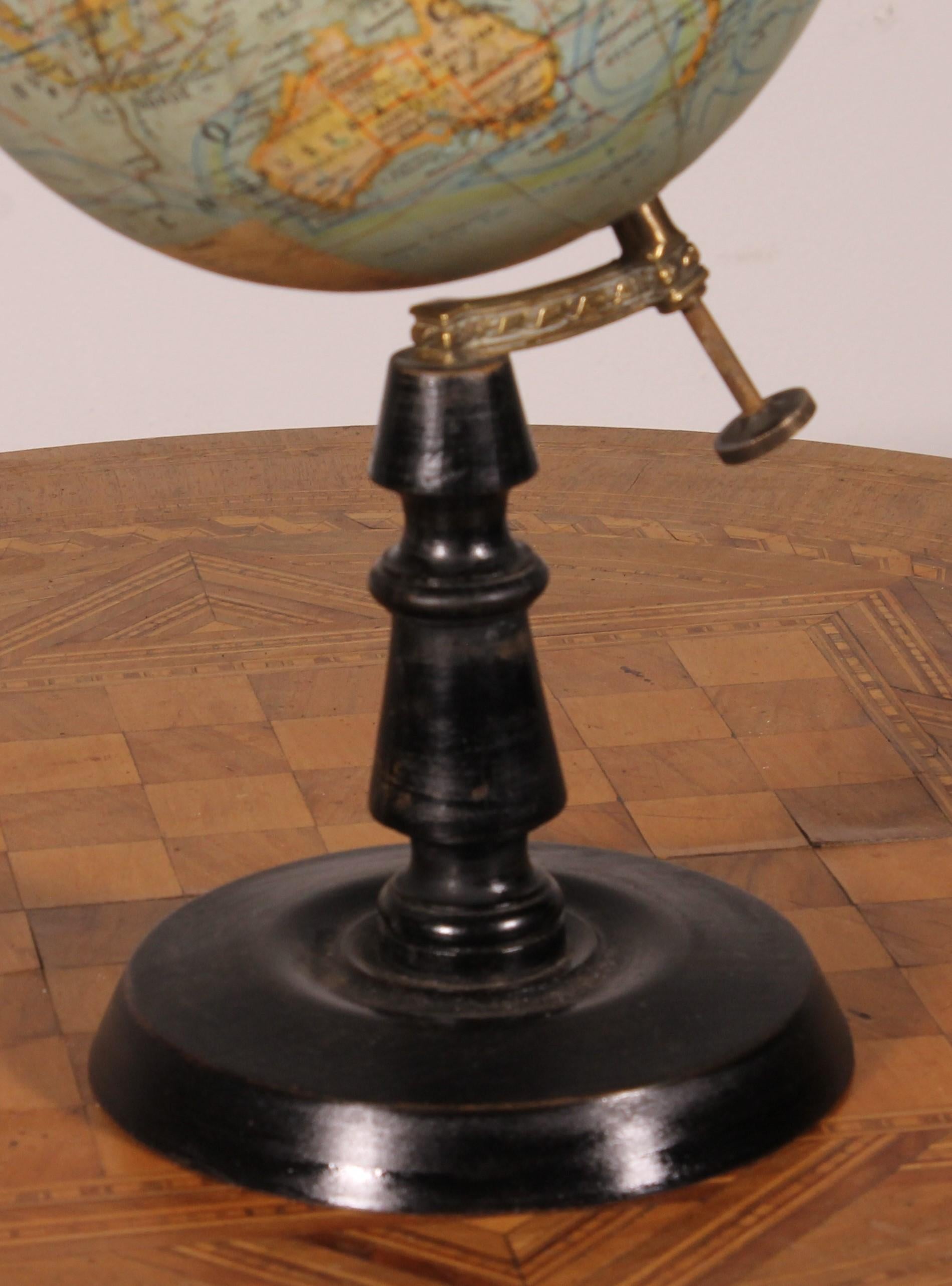 Très beau petit Globe Terrestre du début du 20ème siècle circa 1910 par J. Forest Paris Rue de Bucci

Le Globe Terrestre a une très belle base en bois noirci avec un beau tournage.

Petit modèle original, facile à placer dans un intérieur

Très beau