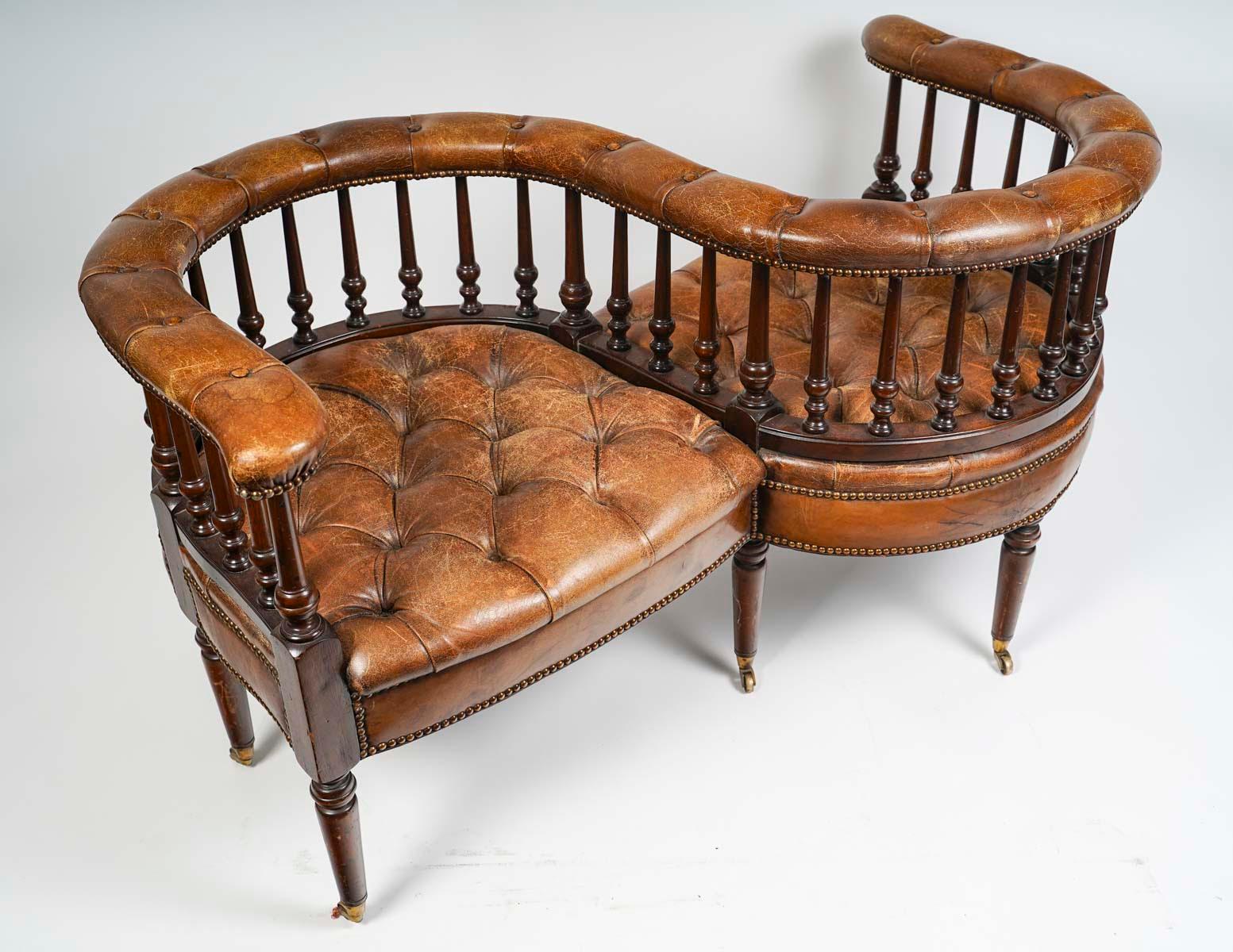 Small Tête à Tête Sofa, Chesterfield Confidant, Early 20th Century. In Good Condition In Saint-Ouen, FR