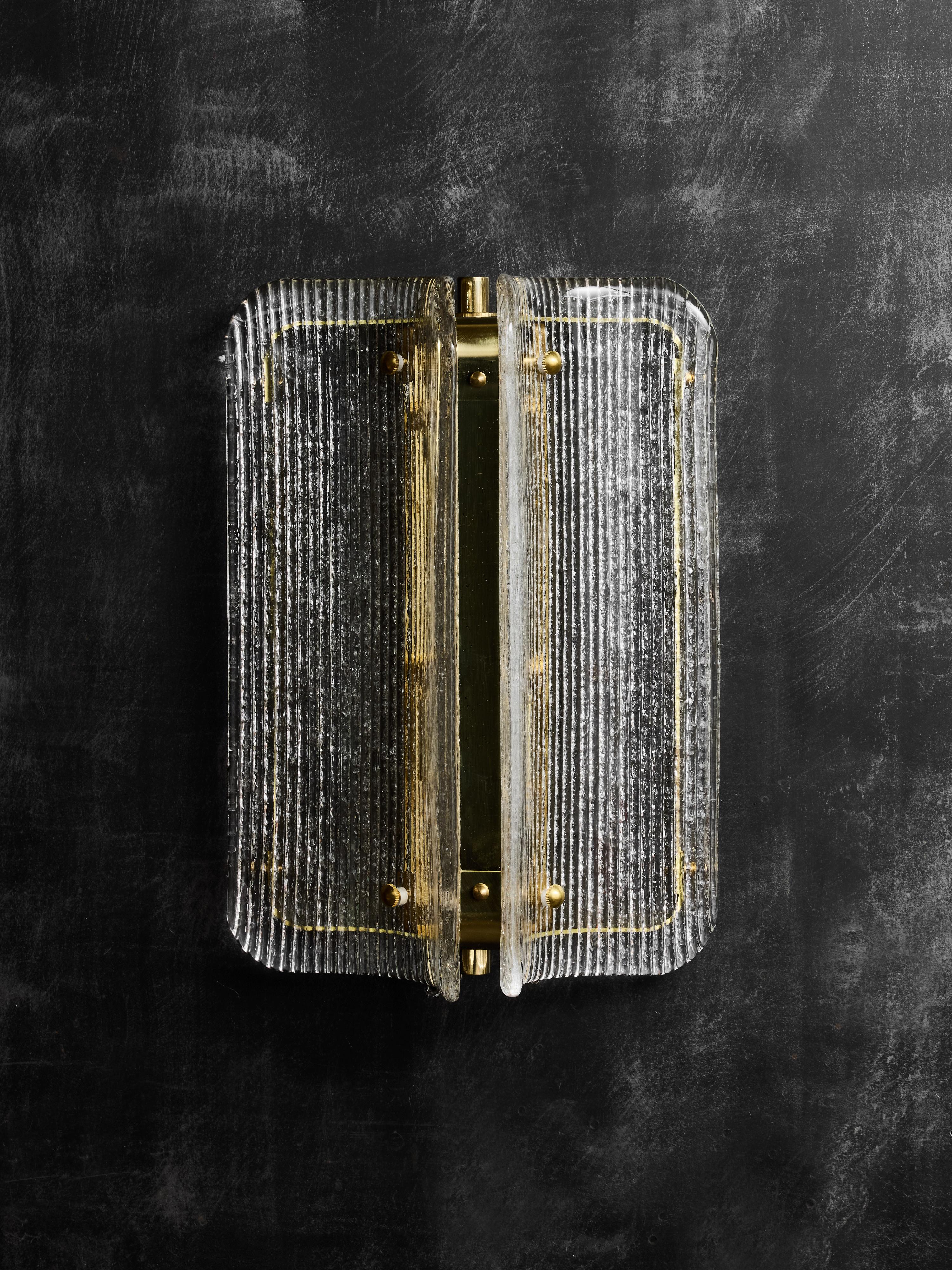 Apliques pequeños de cristal de Murano transparente texturado y latón Moderno en venta