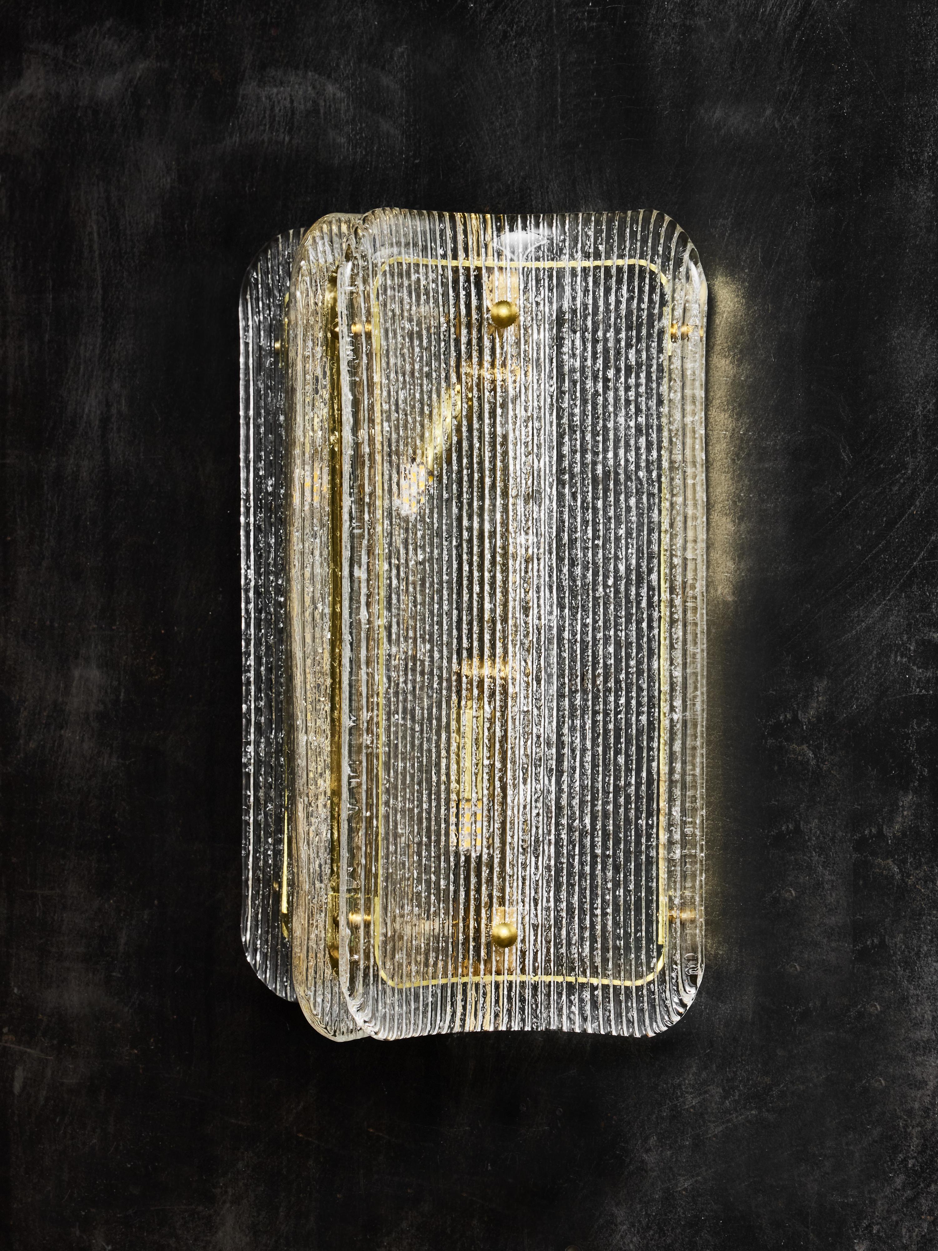 Apliques pequeños de cristal de Murano transparente texturado y latón Italiano en venta